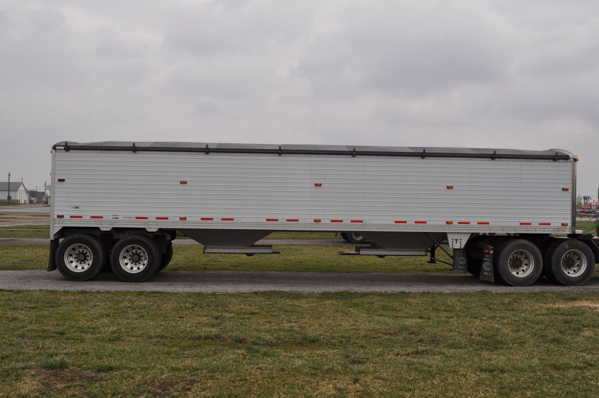 2012 96” x 72” x 40’ Timpte grain trailer, air ride, alum wheels, Ag Hoppers, new roll tarp, all new - Image 6 of 18