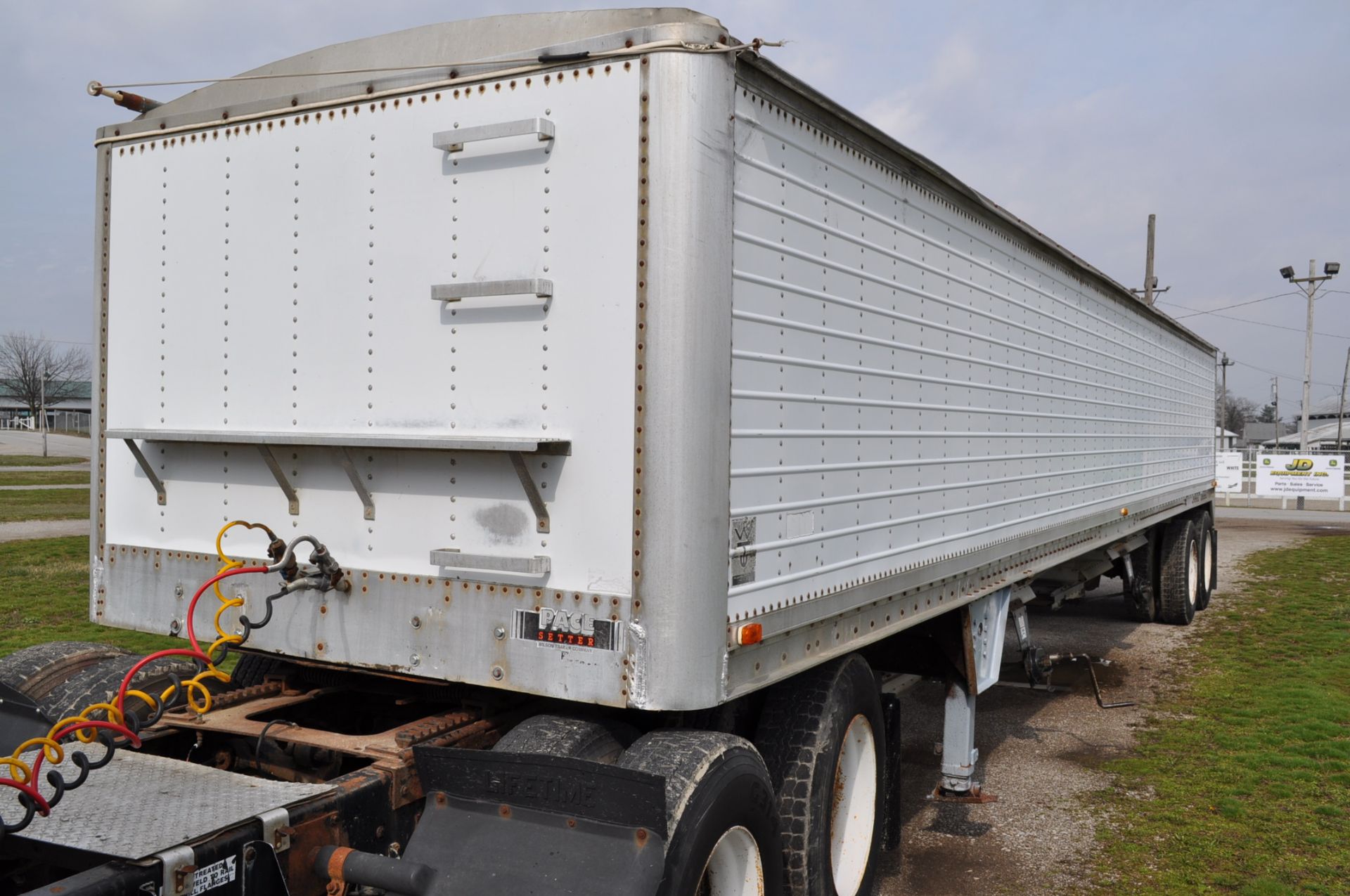 1987 40’ Wilson Model DWH-100 grain ag hopper trailer w/ 2 center dumps, tarp