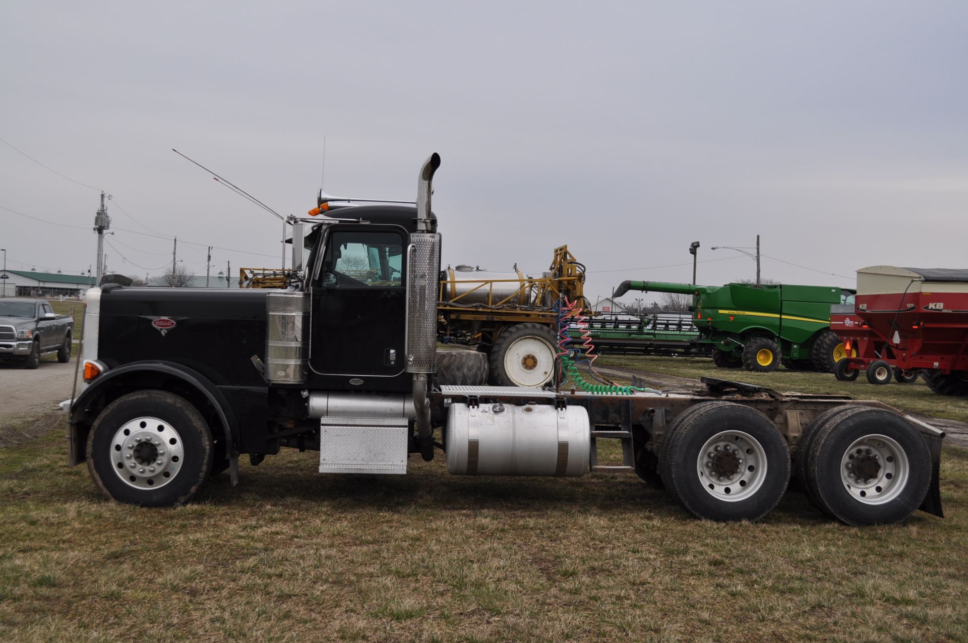 2007 Peterbuilt 379EXHD truck, C-15 CAT 475 hp, 10 speed Eaton, 11 R 24.5 tires-new tires ALL - Image 2 of 29