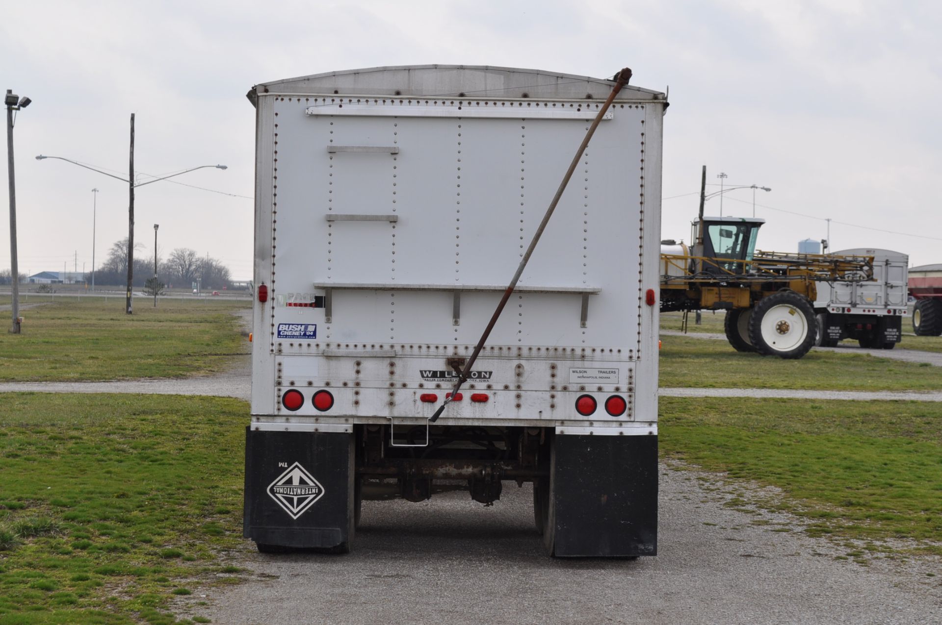 1987 40’ Wilson Model DWH-100 grain ag hopper trailer w/ 2 center dumps, tarp - Image 5 of 20