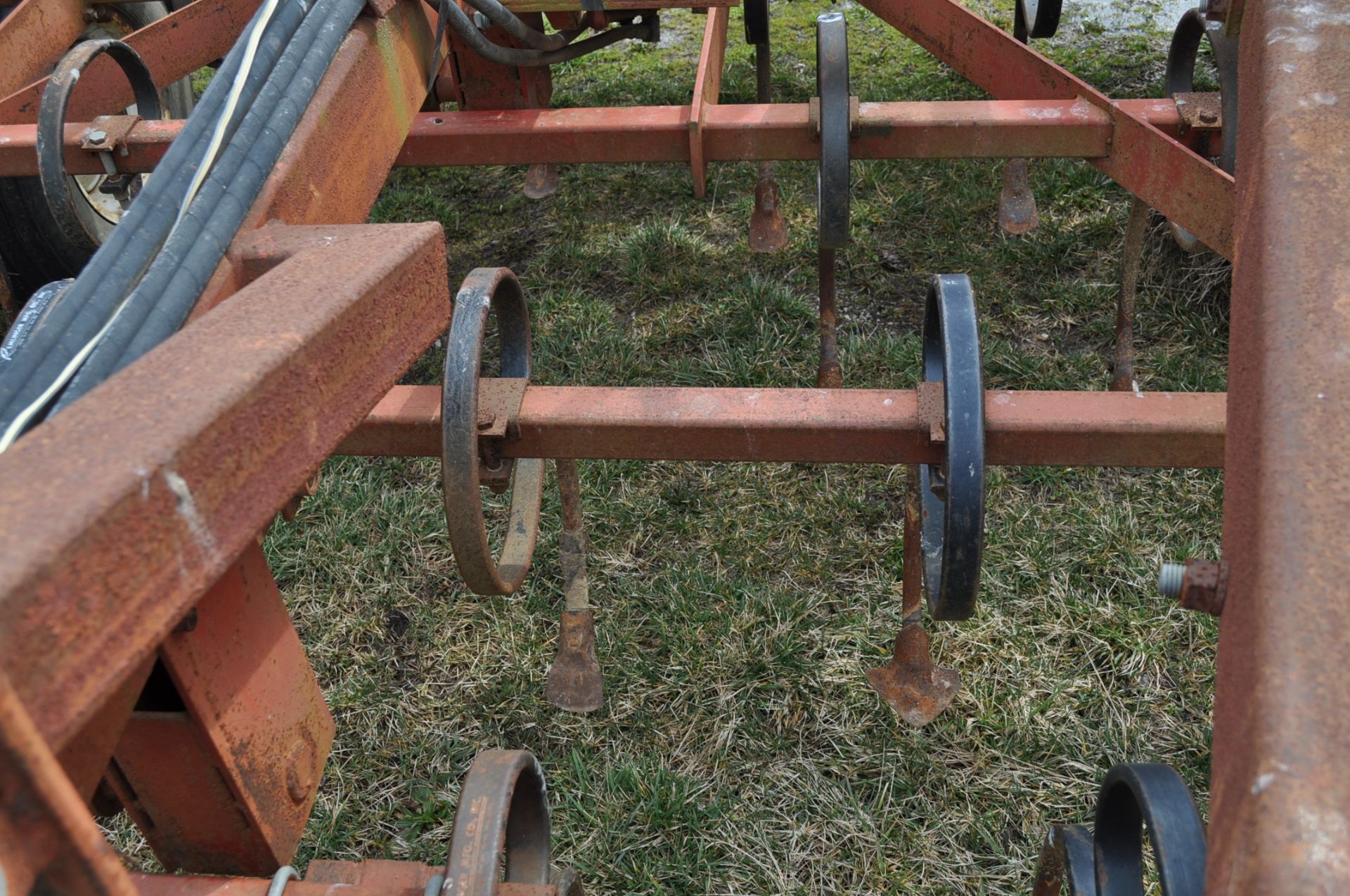 30’ Remlinger RT600 field cultivator, flat fold, S tine shanks, notched packer wheel - Image 9 of 11