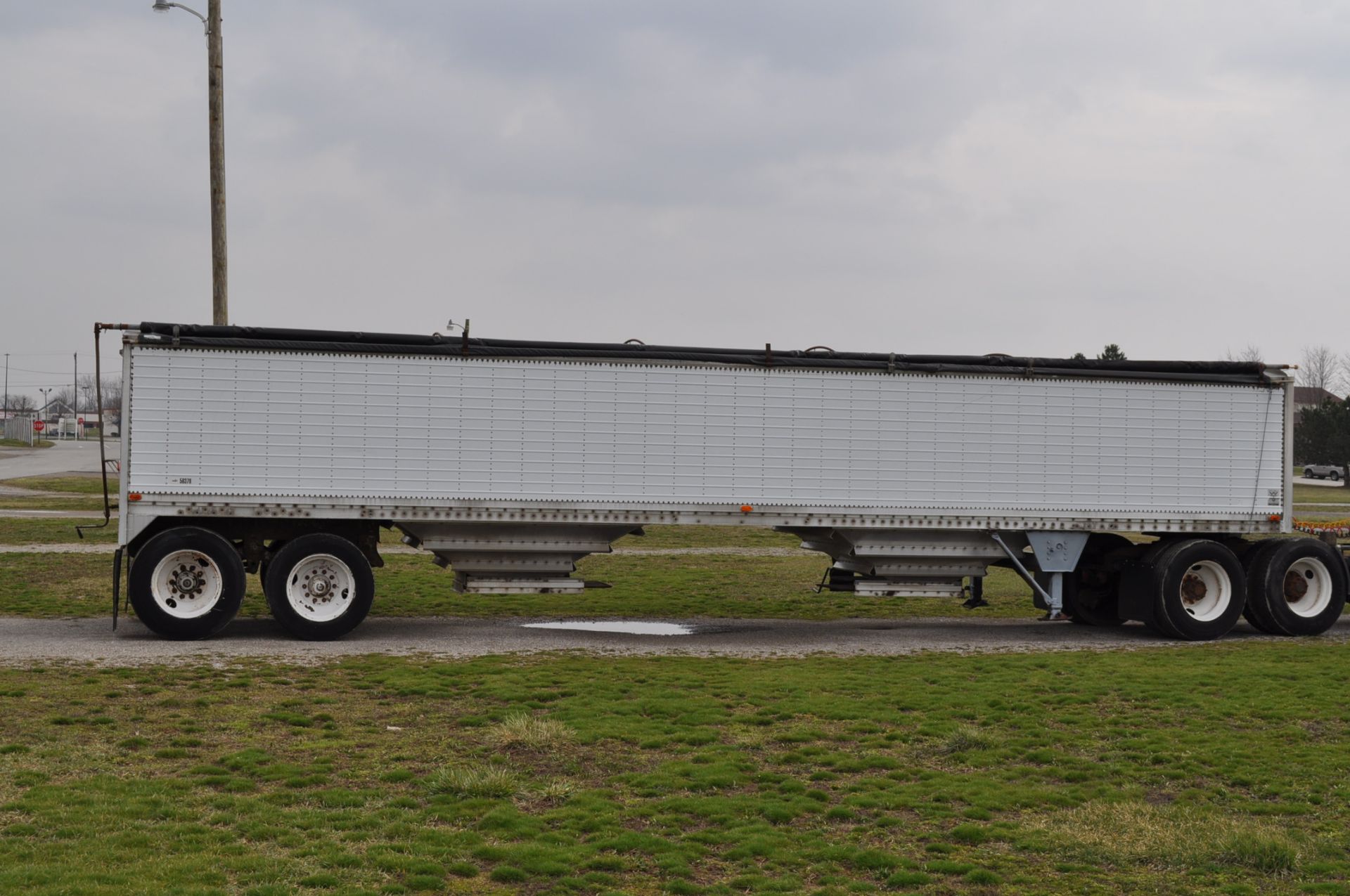 1987 40’ Wilson Model DWH-100 grain ag hopper trailer w/ 2 center dumps, tarp - Image 7 of 20