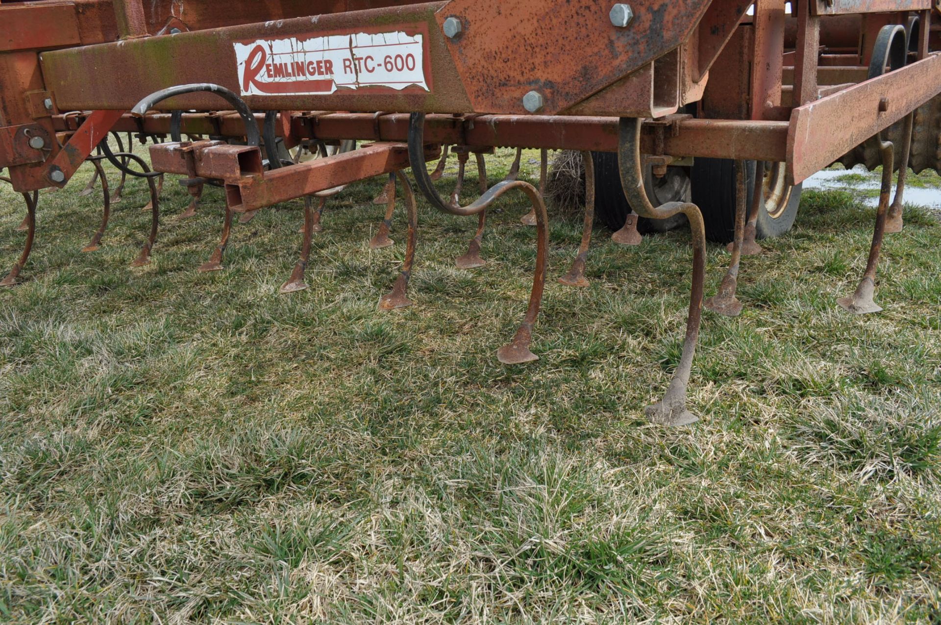 30’ Remlinger RT600 field cultivator, flat fold, S tine shanks, notched packer wheel - Image 8 of 11