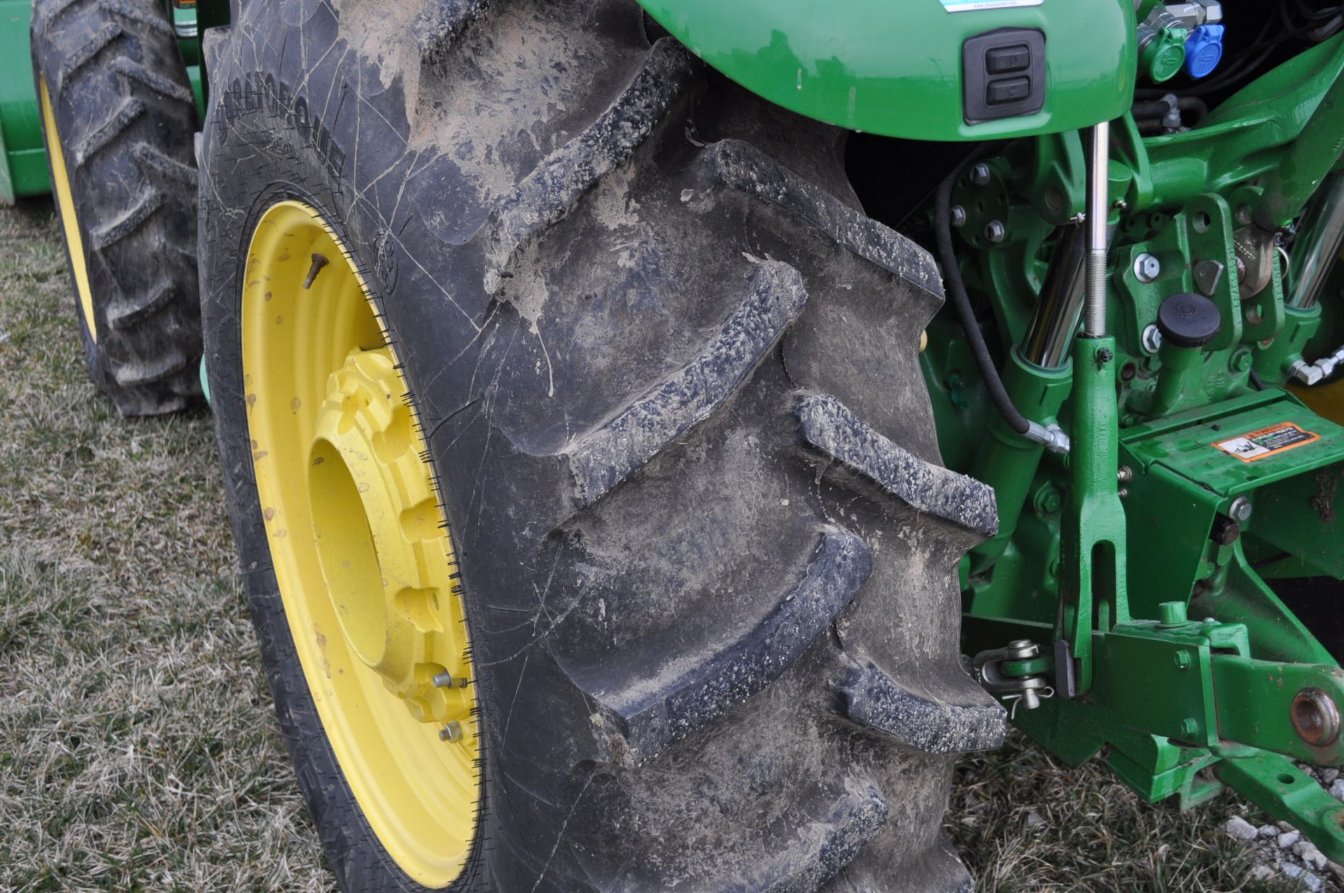 2013 John Deere 5075 M tractor, MFWD, 16.9-30 rear, 11.2-24 front, power reverser, 2 hyd - Image 9 of 21