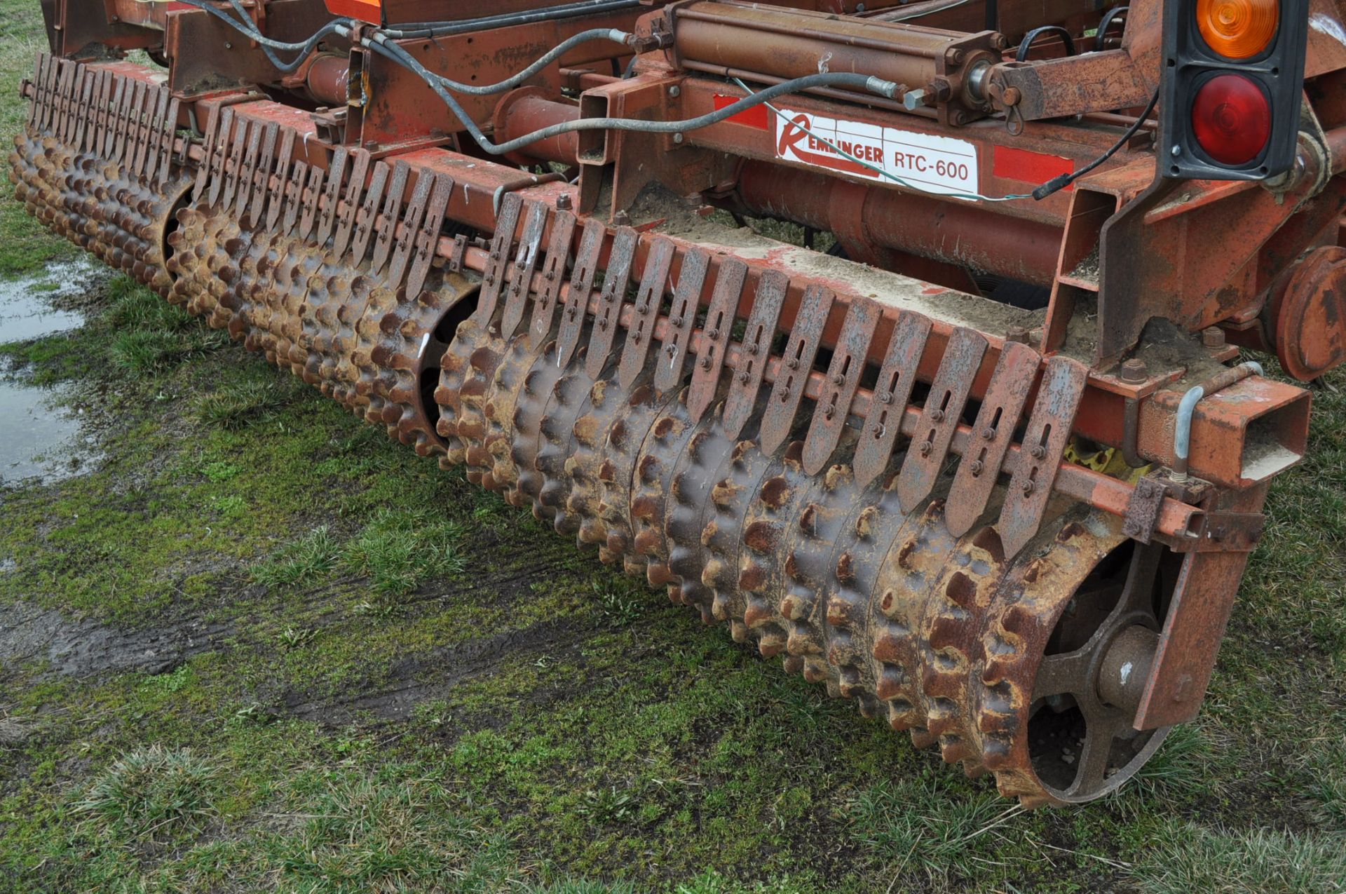 30’ Remlinger RT600 field cultivator, flat fold, S tine shanks, notched packer wheel - Image 11 of 11