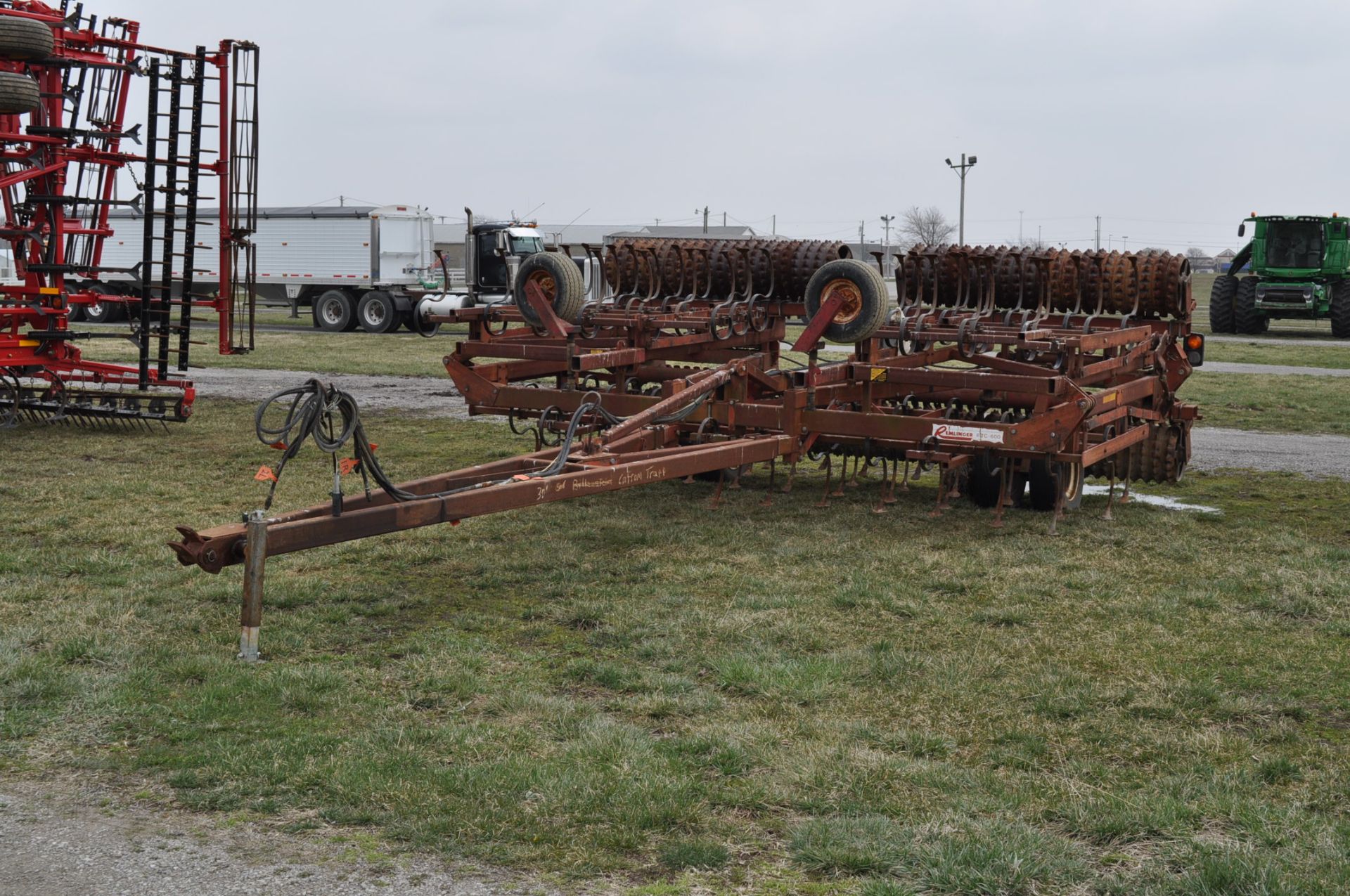 30’ Remlinger RT600 field cultivator, flat fold, S tine shanks, notched packer wheel