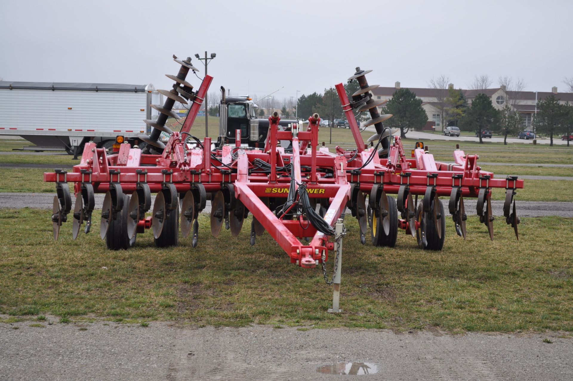 Sunflower 4511-15 disc chisel, front & rear hyd disc gang, less than 2000 acres, walking tandems, SN - Image 9 of 17