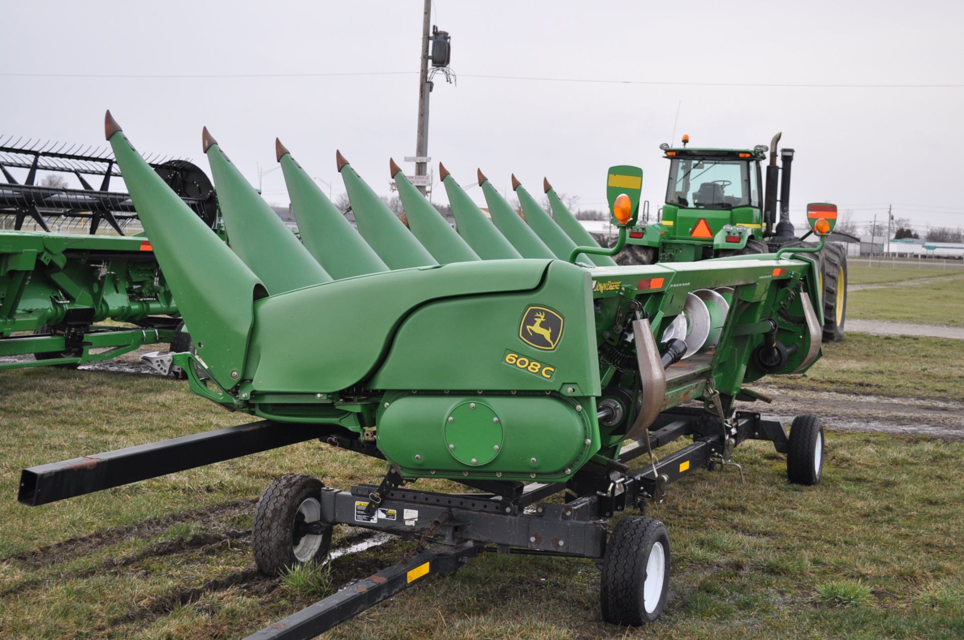 2008 John Deere 608 C corn head, hyd deck plates, knife rolls, stalk stompers, light pkg, row - Image 2 of 14