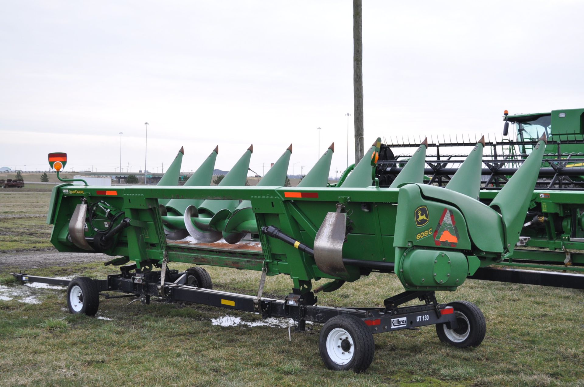 2008 John Deere 608 C corn head, hyd deck plates, knife rolls, stalk stompers, light pkg, row - Image 4 of 14