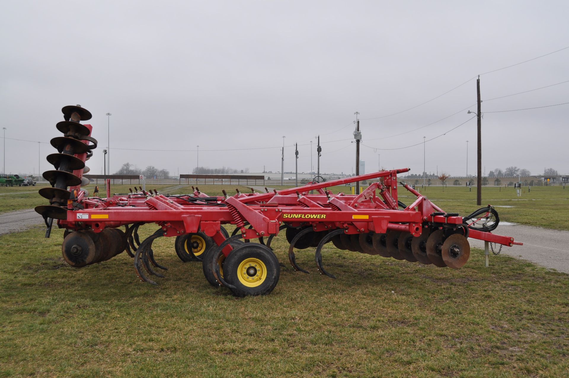 Sunflower 4511-15 disc chisel, front & rear hyd disc gang, less than 2000 acres, walking tandems, SN - Image 7 of 17