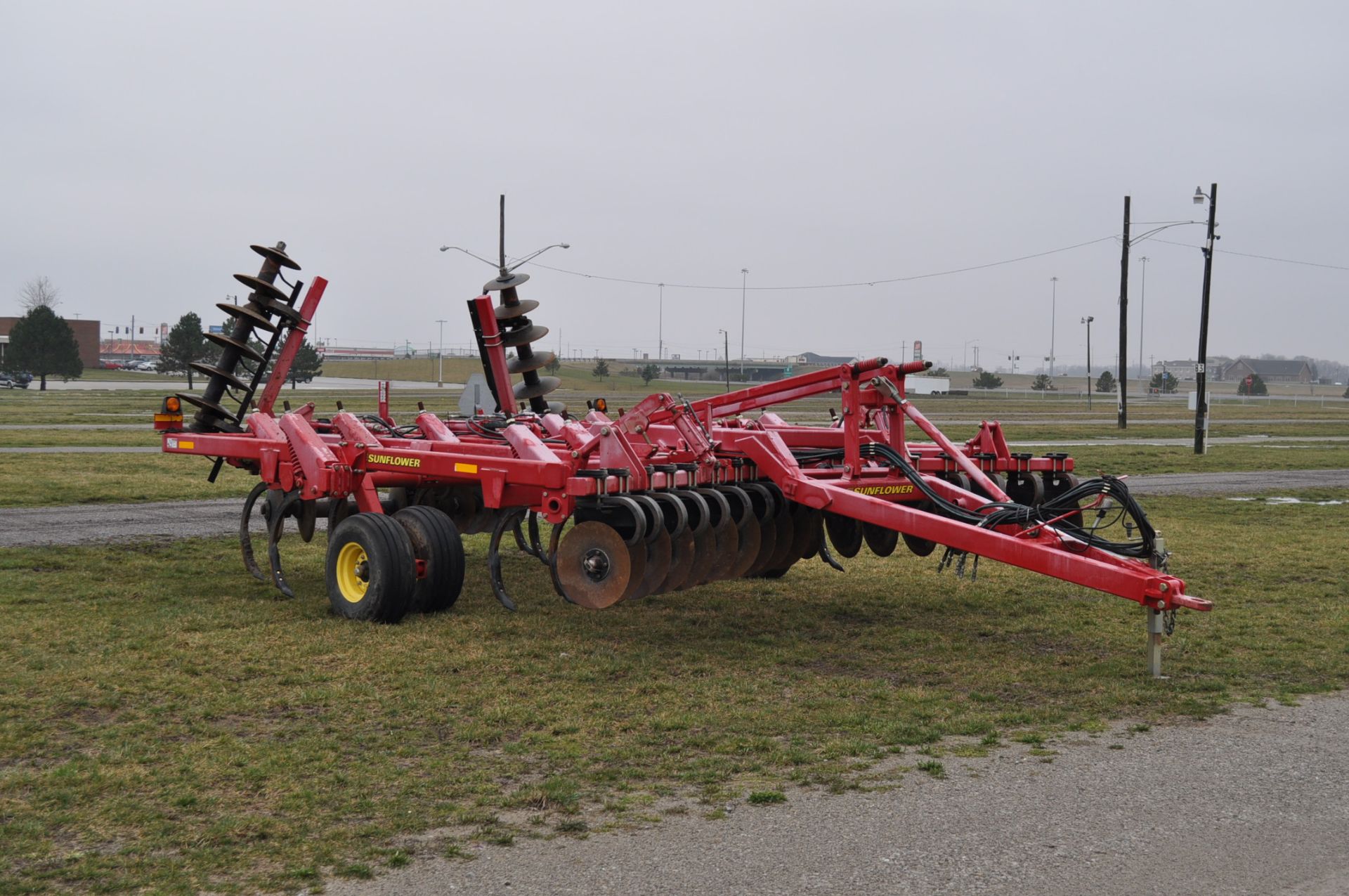 Sunflower 4511-15 disc chisel, front & rear hyd disc gang, less than 2000 acres, walking tandems, SN - Image 8 of 17