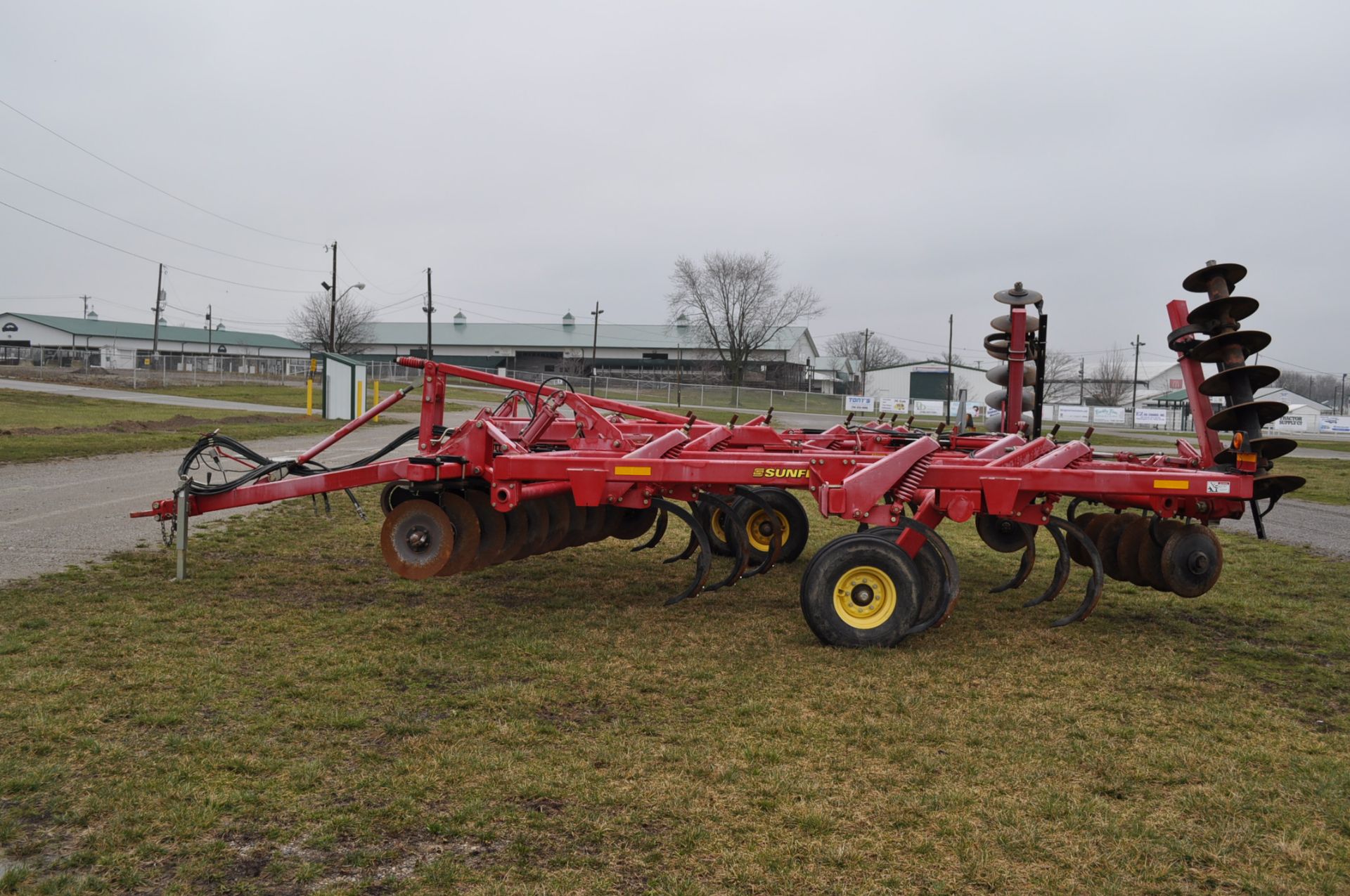 Sunflower 4511-15 disc chisel, front & rear hyd disc gang, less than 2000 acres, walking tandems, SN - Image 3 of 17