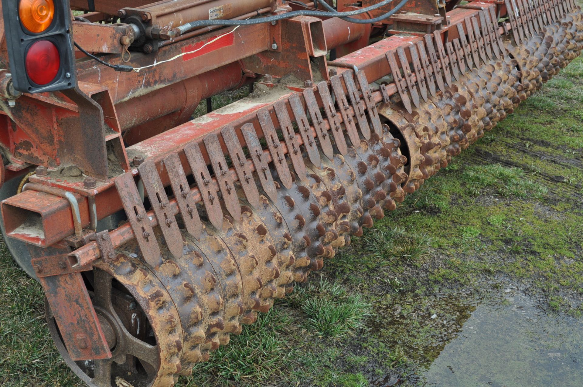 30’ Remlinger RT600 field cultivator, flat fold, S tine shanks, notched packer wheel - Image 10 of 11