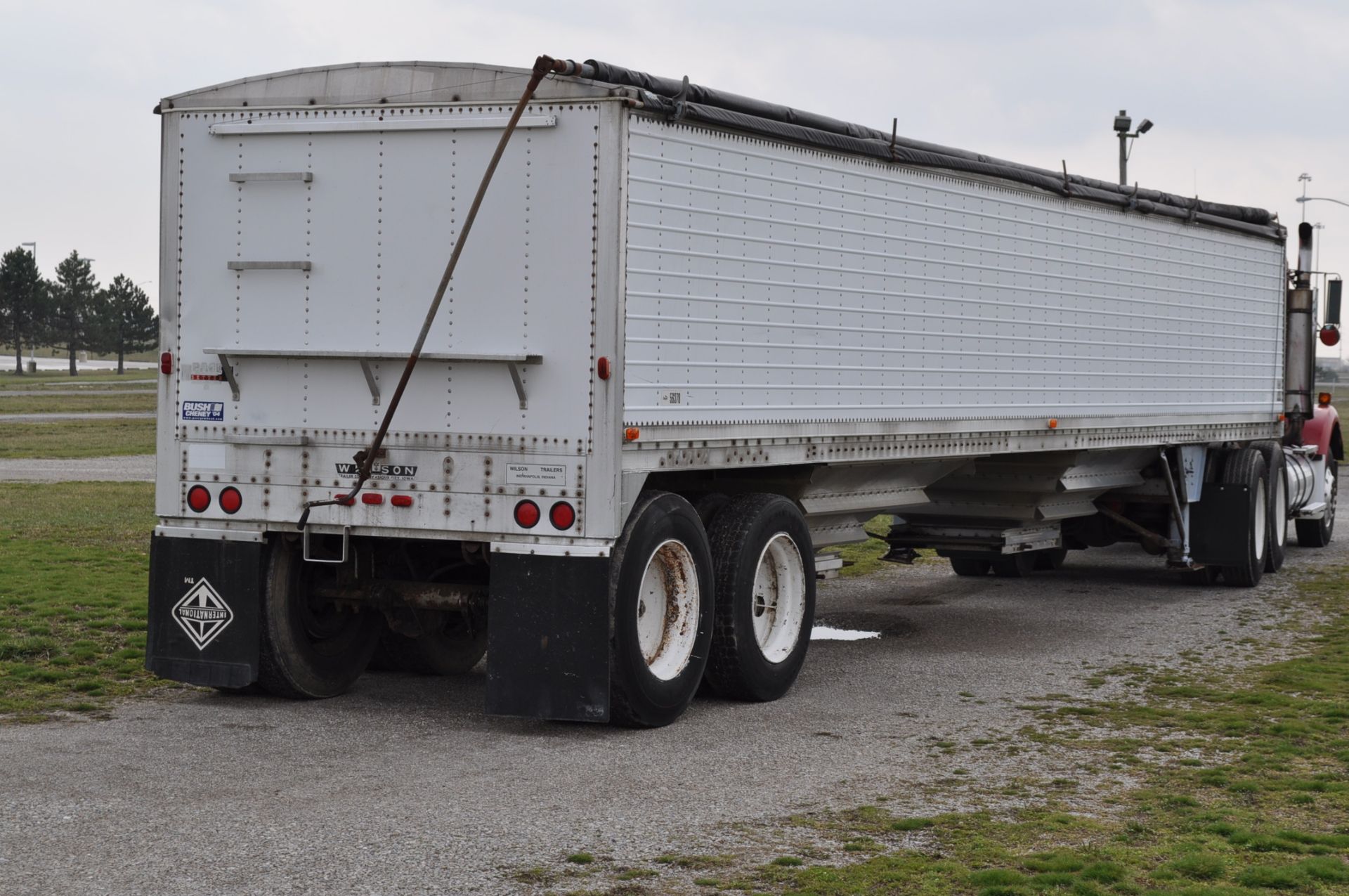 1987 40’ Wilson Model DWH-100 grain ag hopper trailer w/ 2 center dumps, tarp - Image 6 of 20