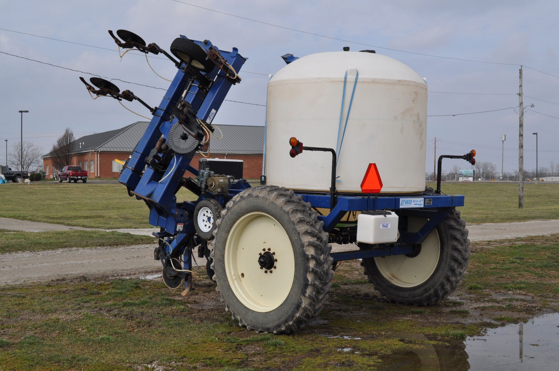 Blue Jet AT4600 28% Applicator w/Jet Stream Injection, 16 row currently can go up to 24 row - Image 3 of 12