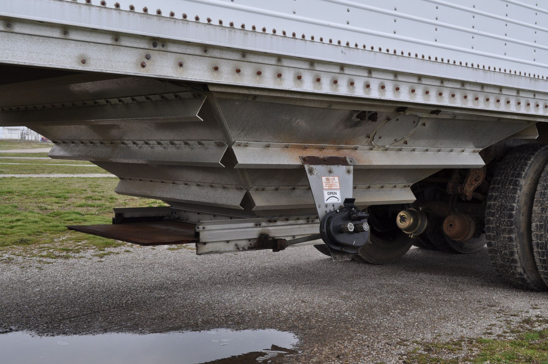 1987 40’ Wilson Model DWH-100 grain ag hopper trailer w/ 2 center dumps, tarp - Image 13 of 20