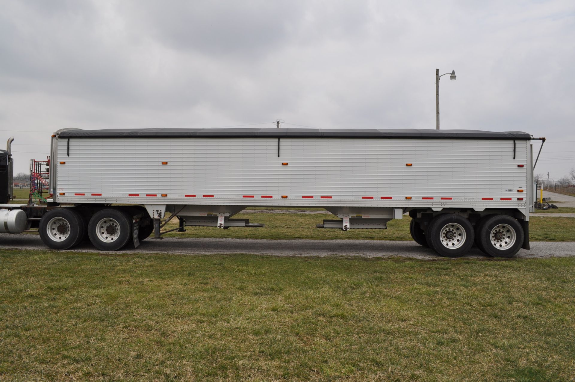 2012 96” x 72” x 40’ Timpte grain trailer, air ride, alum wheels, Ag Hoppers, new roll tarp, all new - Image 2 of 18