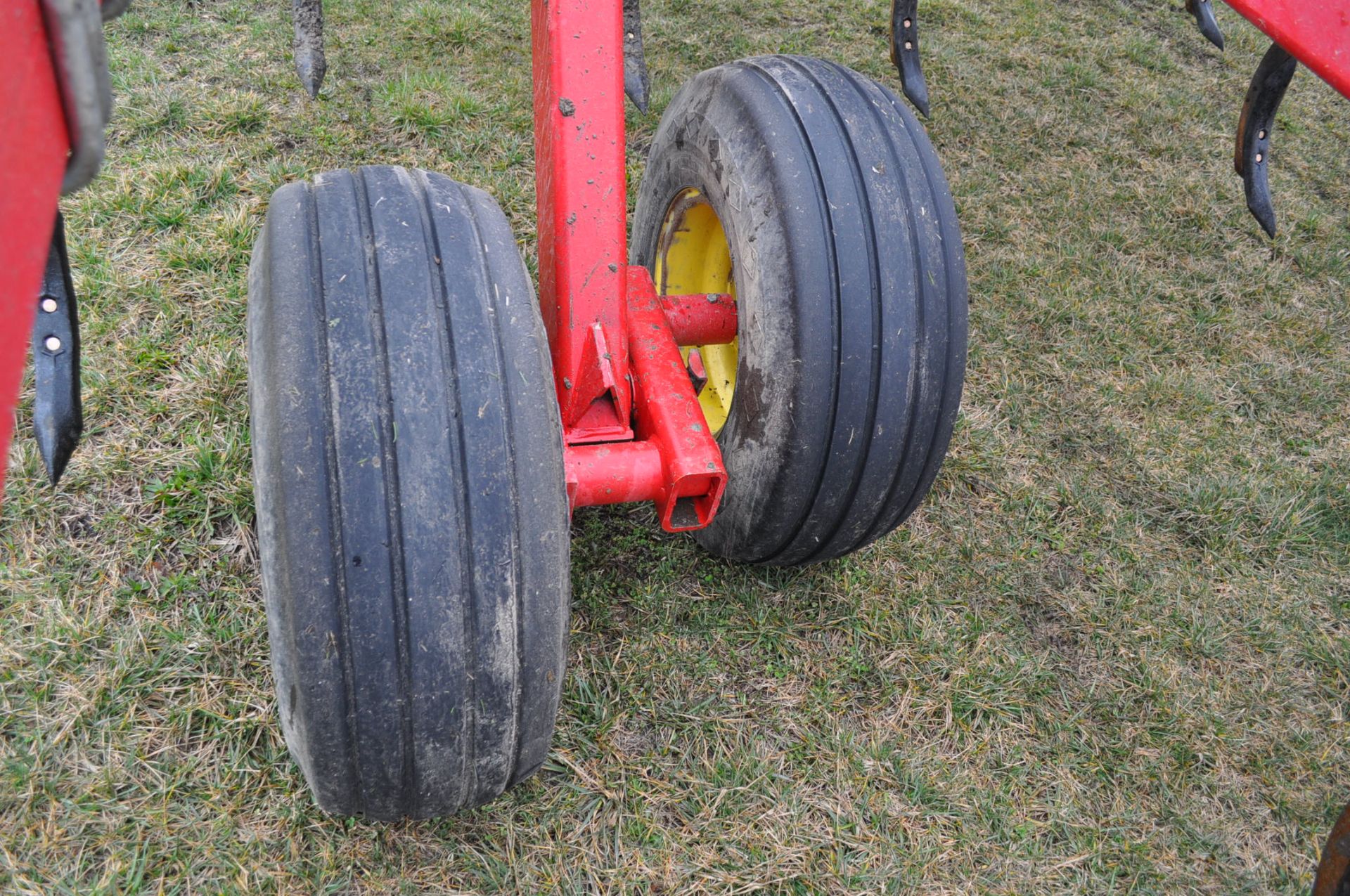 Sunflower 4511-15 disc chisel, front & rear hyd disc gang, less than 2000 acres, walking tandems, SN - Image 16 of 17