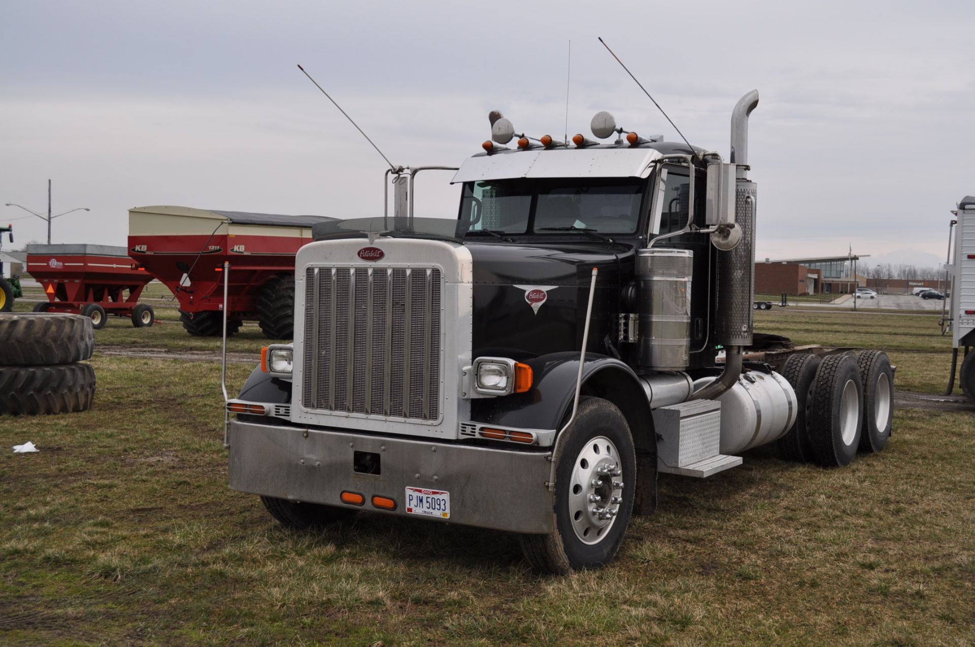 2007 Peterbuilt 379EXHD truck, C-15 CAT 475 hp, 10 speed Eaton, 11 R 24.5 tires-new tires ALL