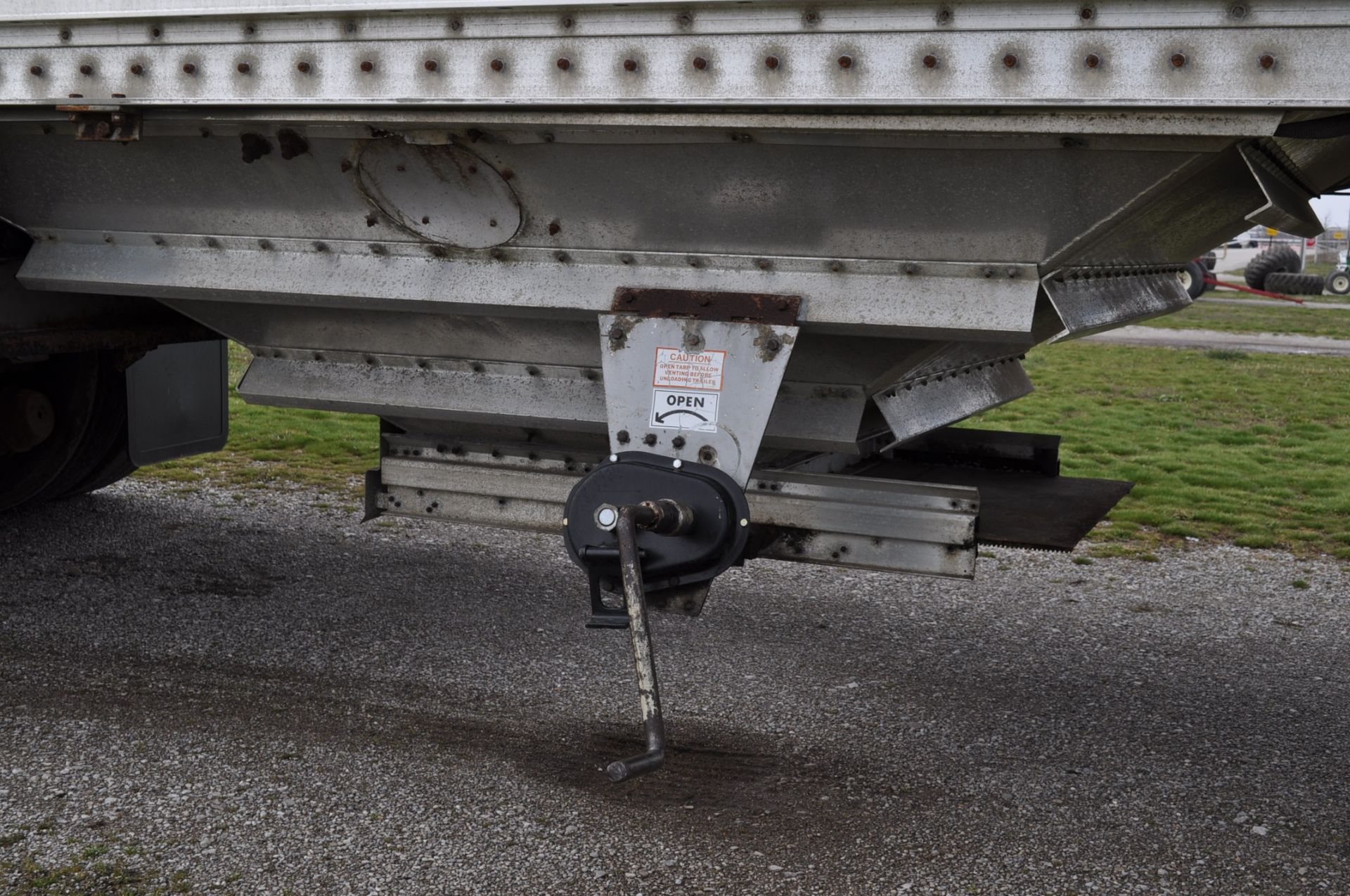 1987 40’ Wilson Model DWH-100 grain ag hopper trailer w/ 2 center dumps, tarp - Image 12 of 20