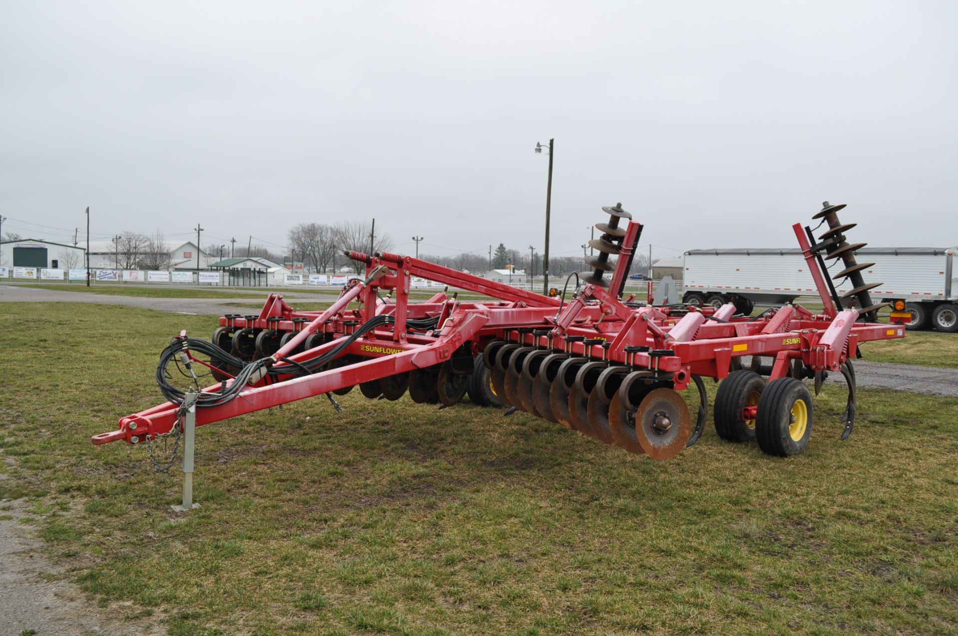 Sunflower 4511-15 disc chisel, front & rear hyd disc gang, less than 2000 acres, walking tandems, SN