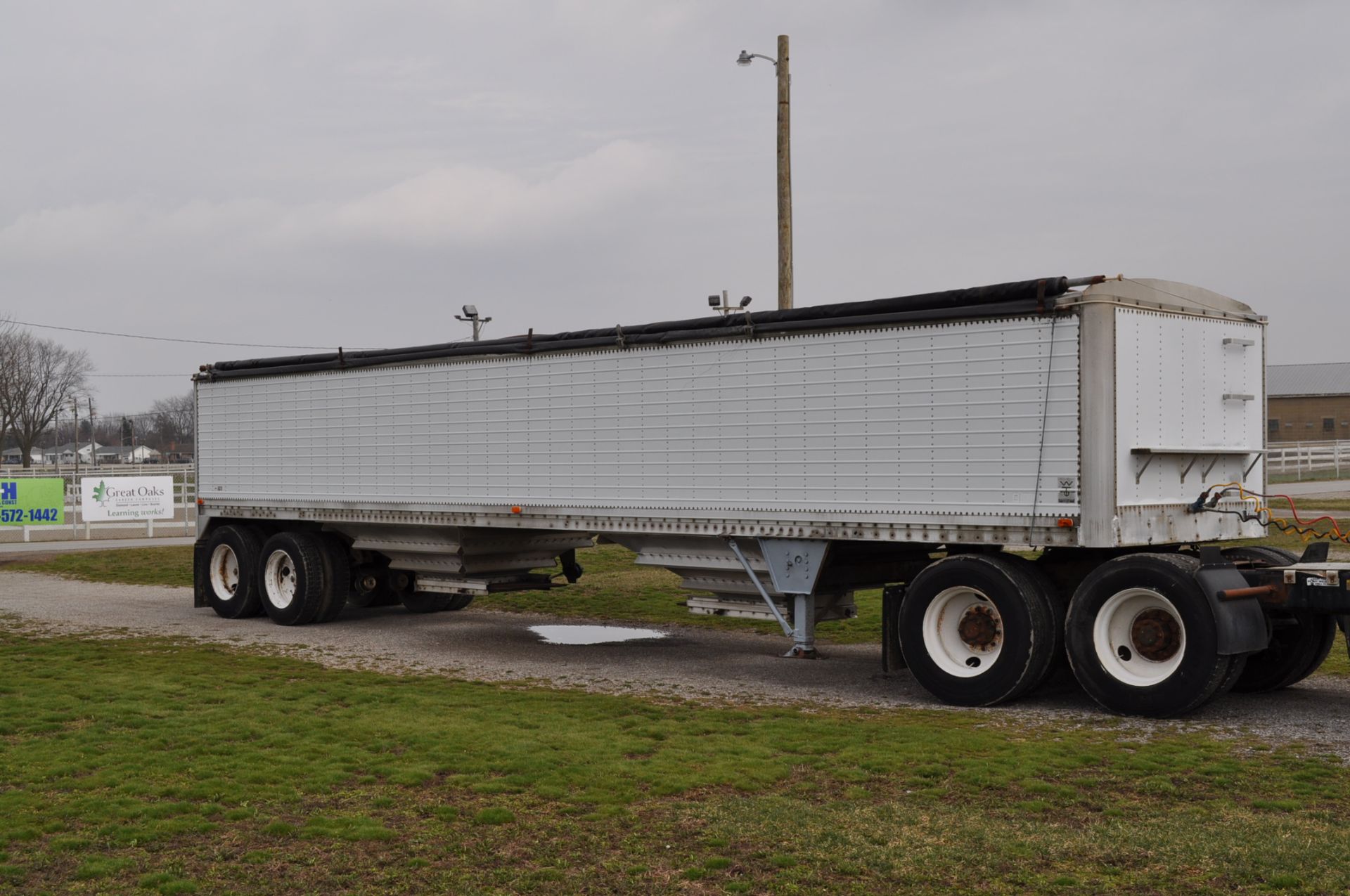 1987 40’ Wilson Model DWH-100 grain ag hopper trailer w/ 2 center dumps, tarp - Image 8 of 20