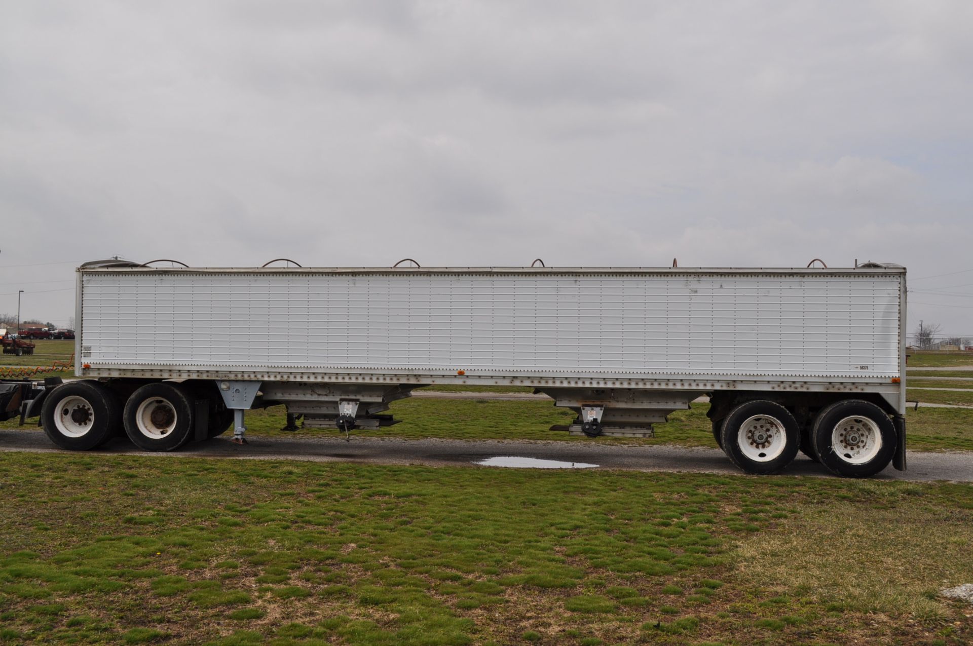 1987 40’ Wilson Model DWH-100 grain ag hopper trailer w/ 2 center dumps, tarp - Image 3 of 20