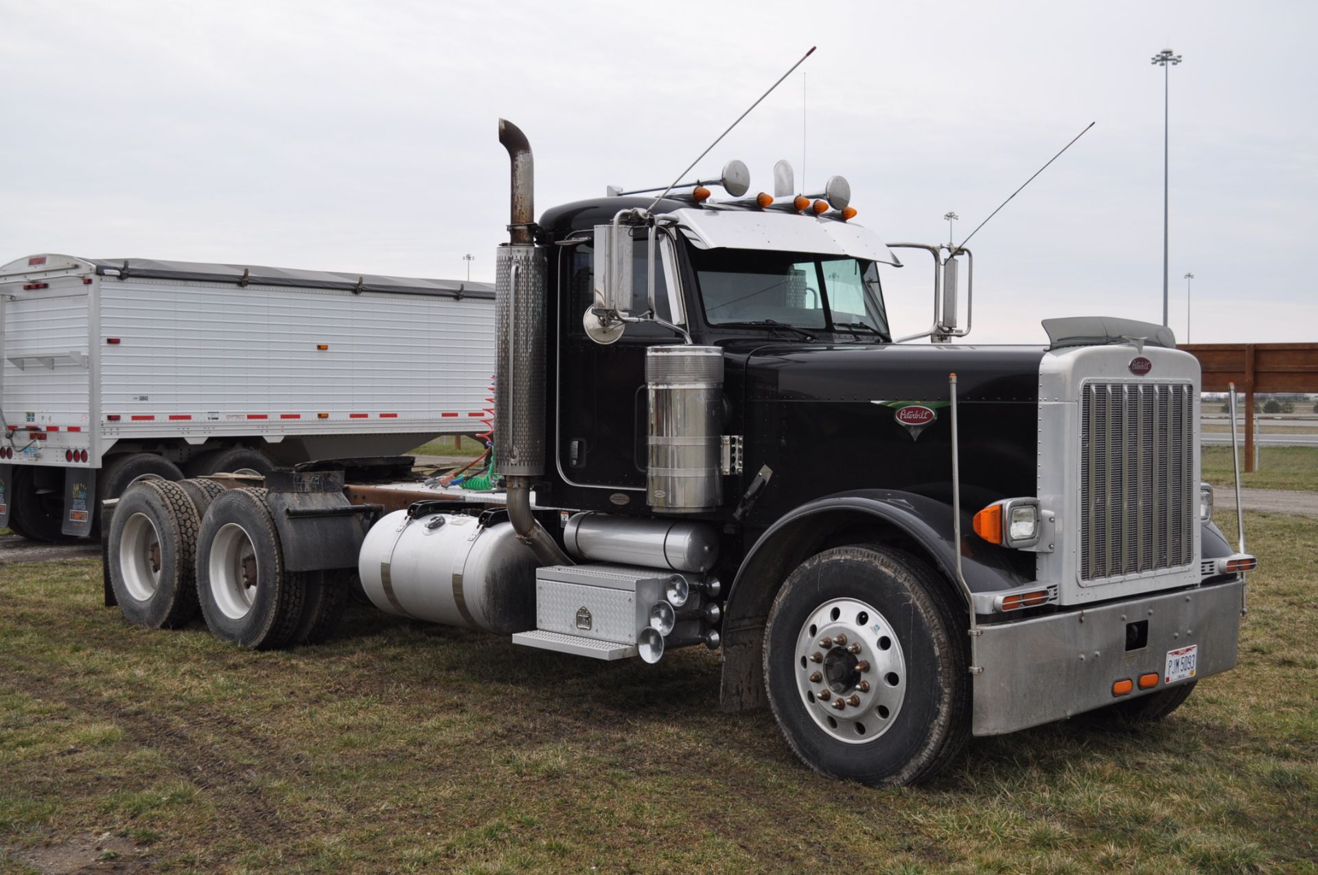 2007 Peterbuilt 379EXHD truck, C-15 CAT 475 hp, 10 speed Eaton, 11 R 24.5 tires-new tires ALL - Image 5 of 29