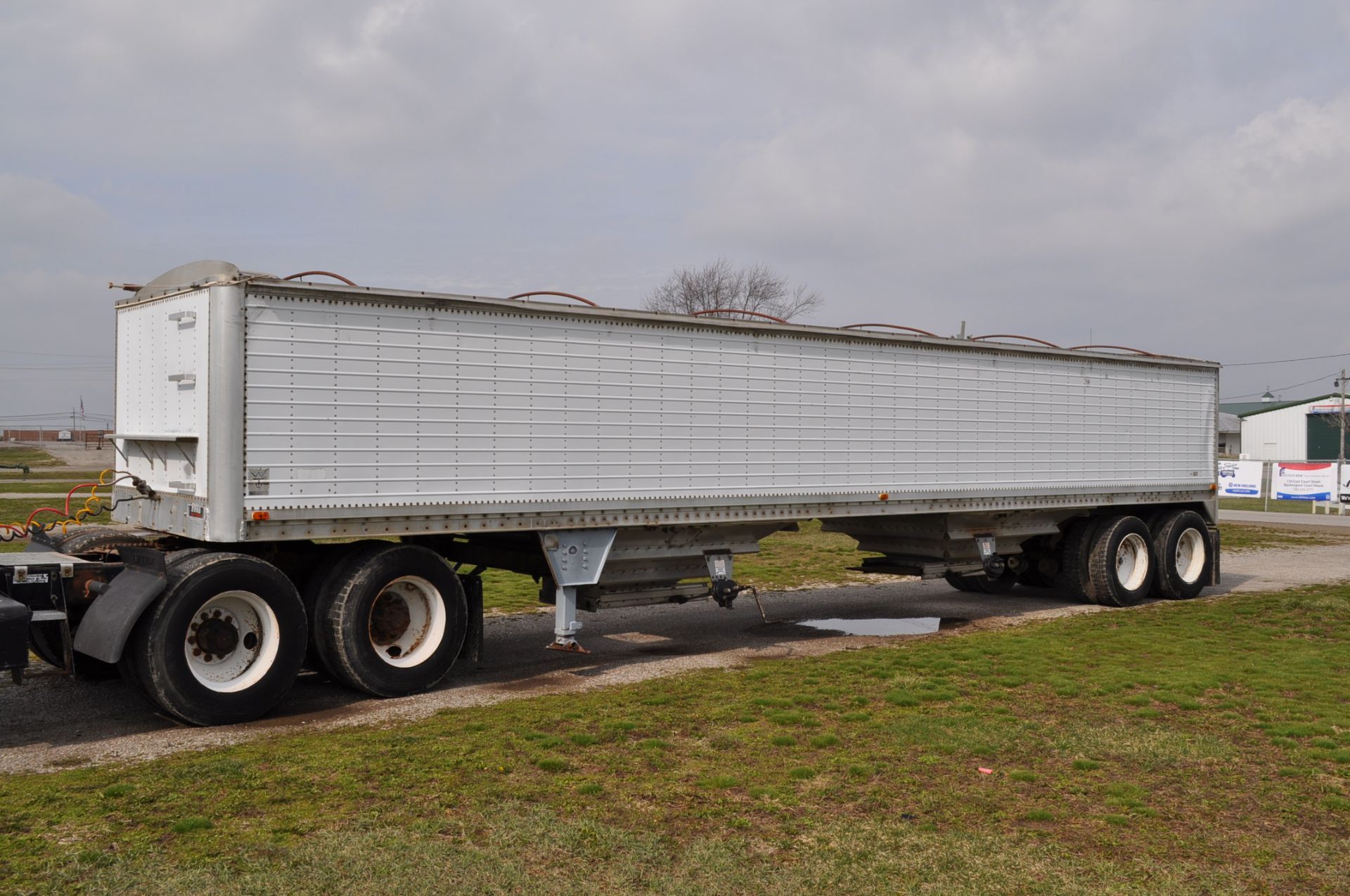 1987 40’ Wilson Model DWH-100 grain ag hopper trailer w/ 2 center dumps, tarp - Image 2 of 20