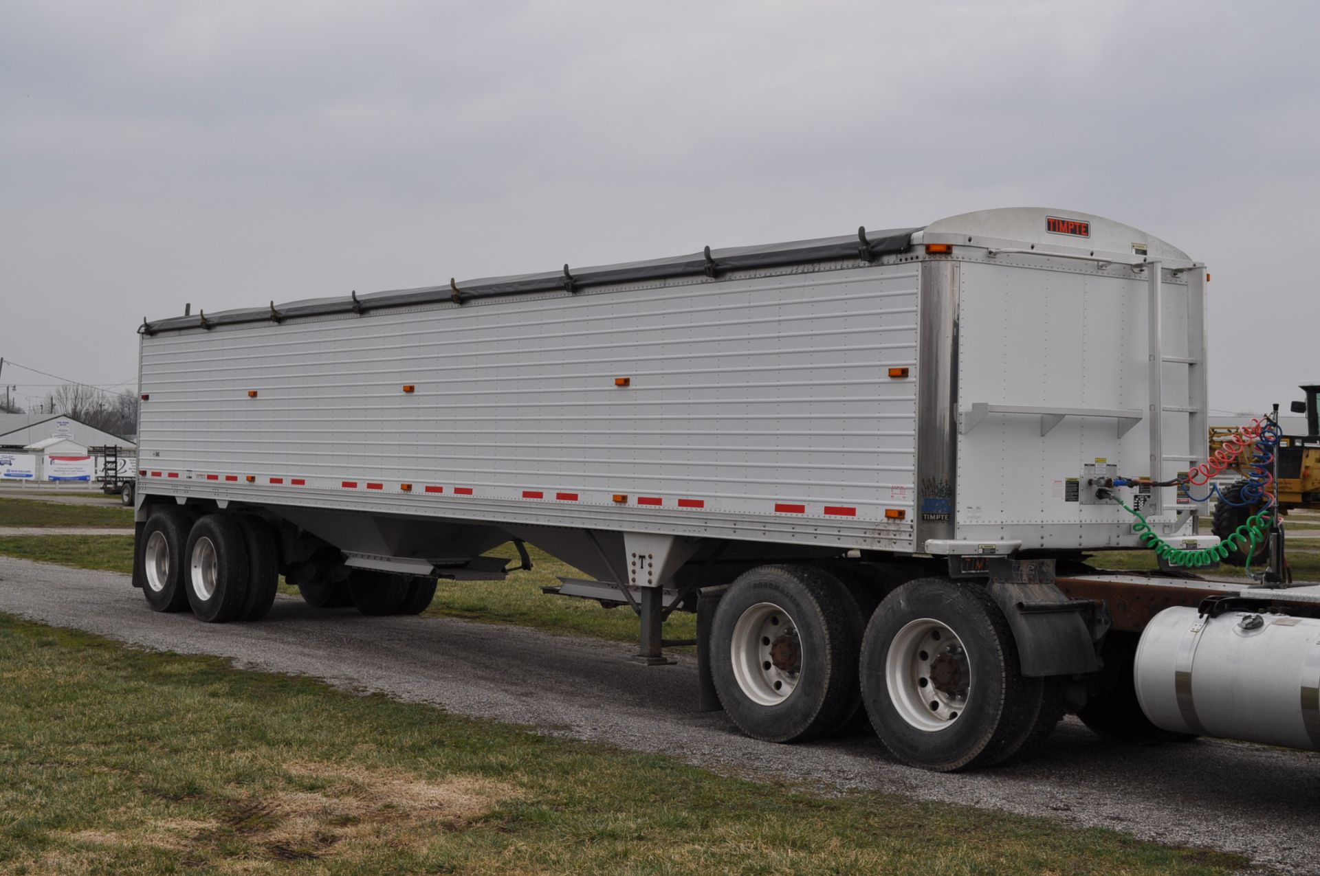 2012 96” x 72” x 40’ Timpte grain trailer, air ride, alum wheels, Ag Hoppers, new roll tarp, all new - Image 7 of 18