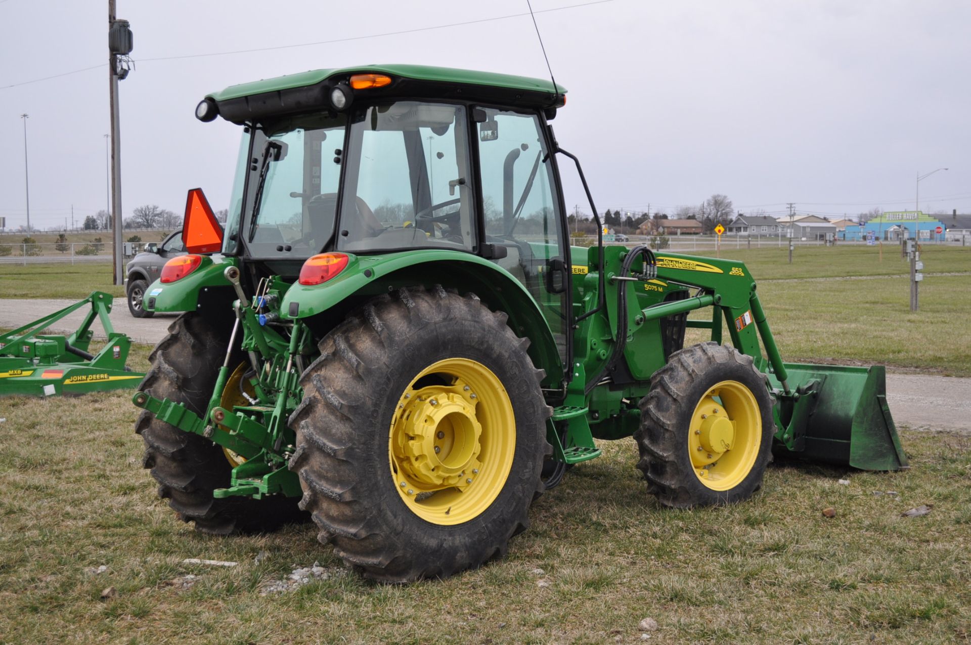 2013 John Deere 5075 M tractor, MFWD, 16.9-30 rear, 11.2-24 front, power reverser, 2 hyd - Image 5 of 21