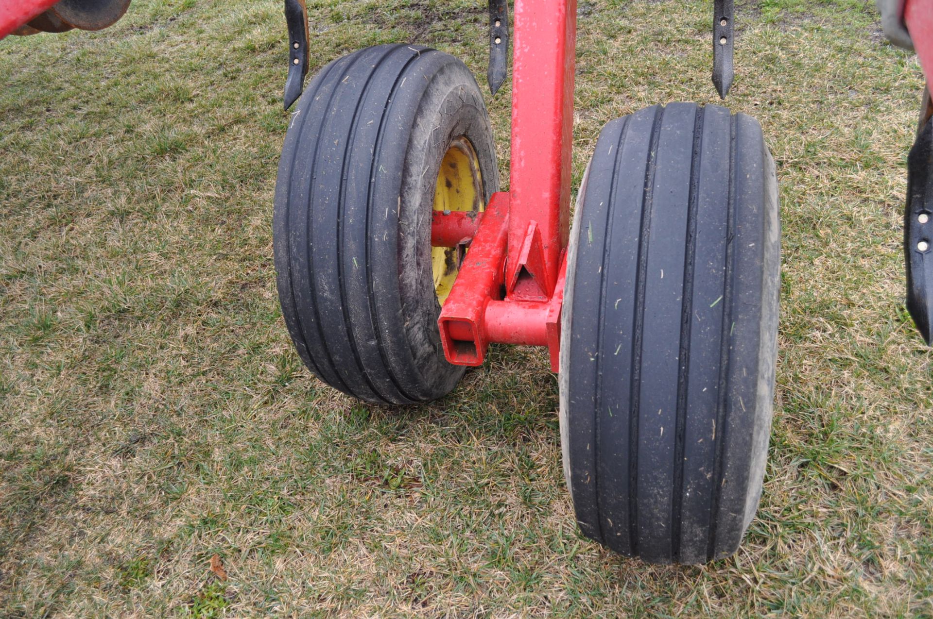 Sunflower 4511-15 disc chisel, front & rear hyd disc gang, less than 2000 acres, walking tandems, SN - Image 13 of 17