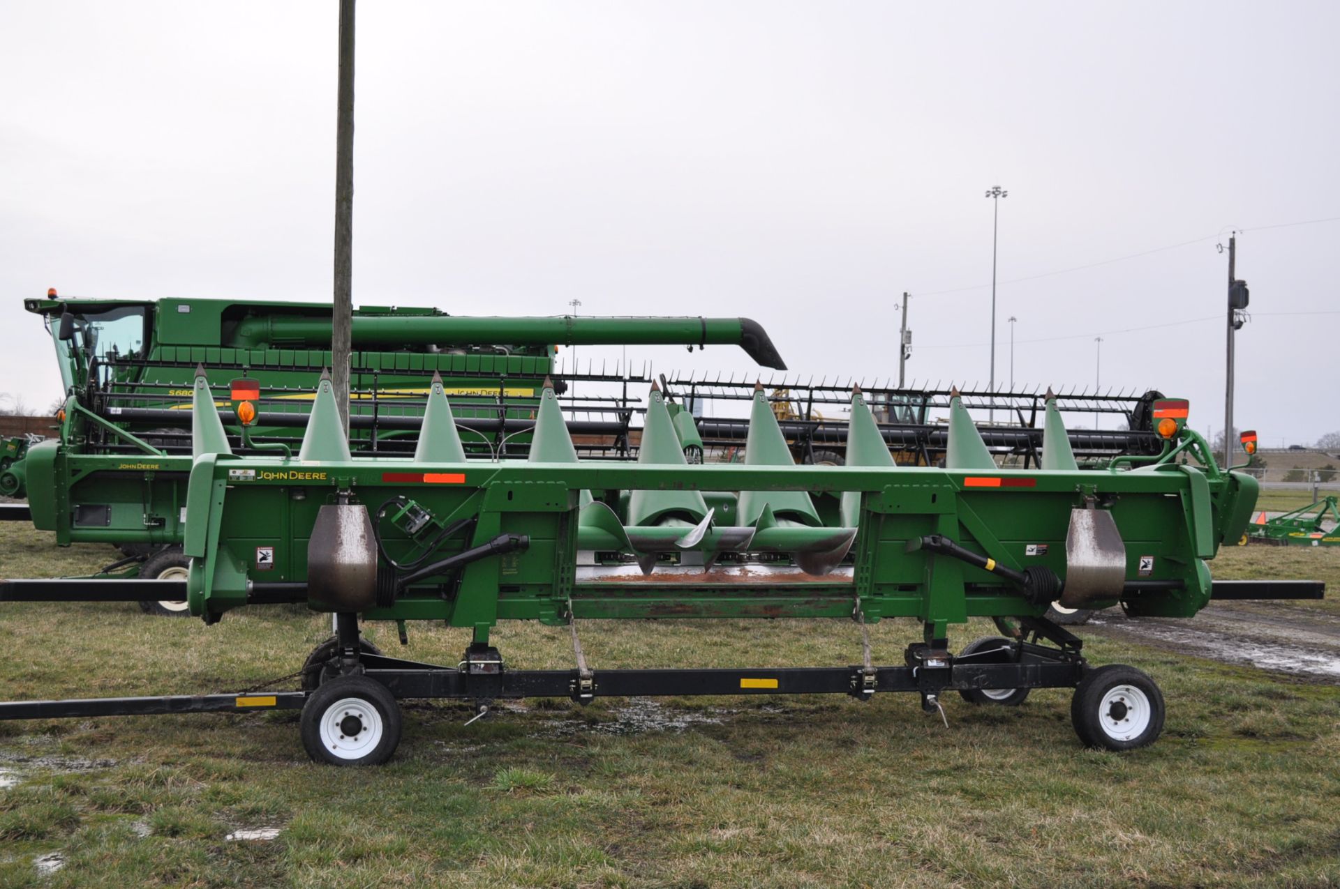 2008 John Deere 608 C corn head, hyd deck plates, knife rolls, stalk stompers, light pkg, row - Image 3 of 14