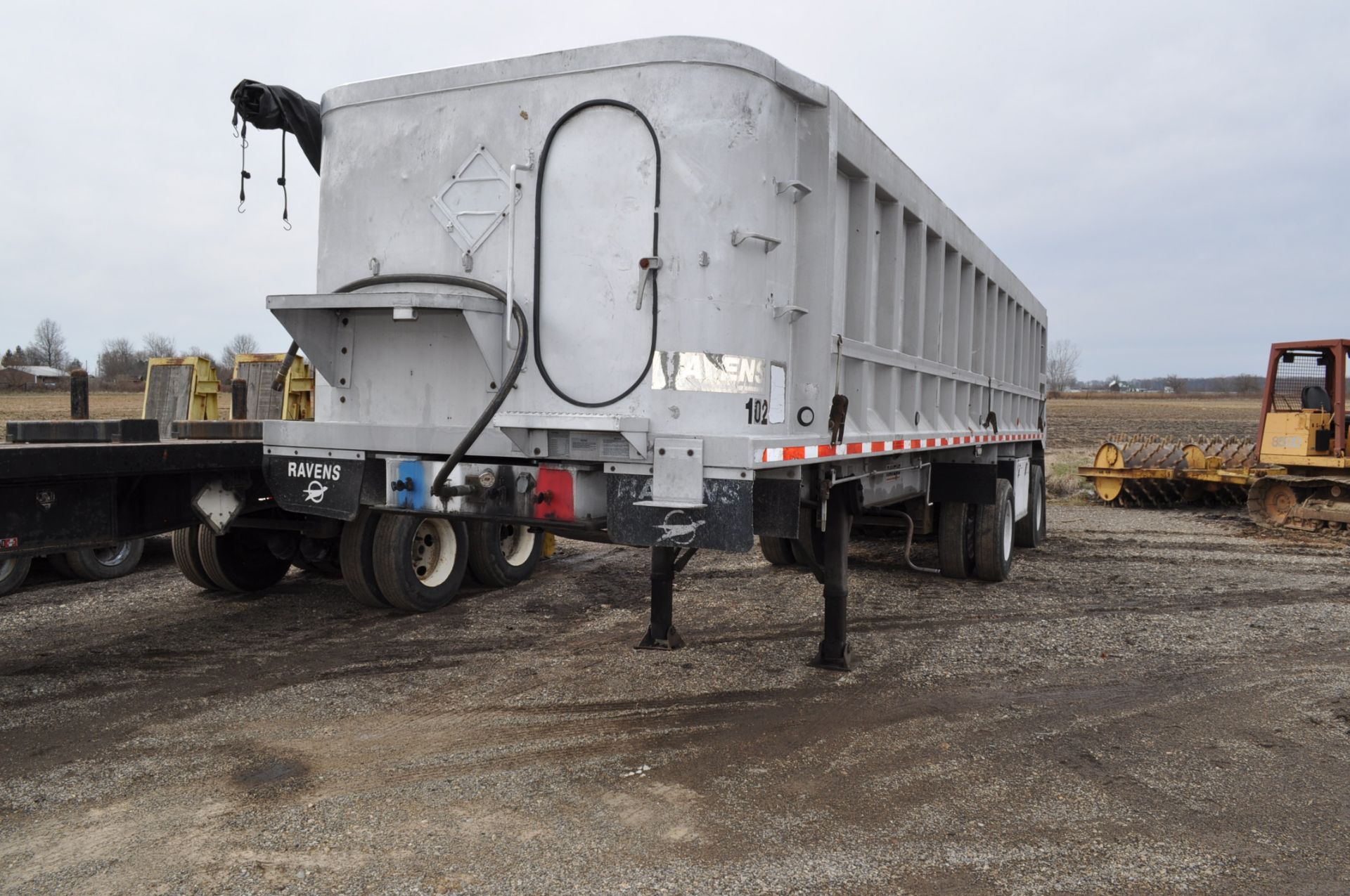 1993 34’ Ravens frame dump trailer, spread axle, low pro 22.5 tires, air ride, dble swing