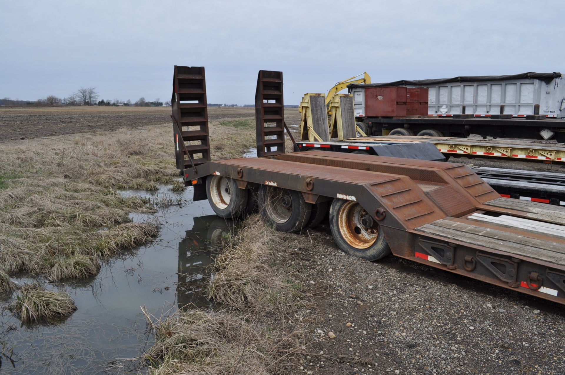 2000 40’ Globe Tri-Axle trailer, Model GTN GB 50-53, 2 line hyd detach, NGB, hyd ramps, 24’ well, - Image 12 of 15