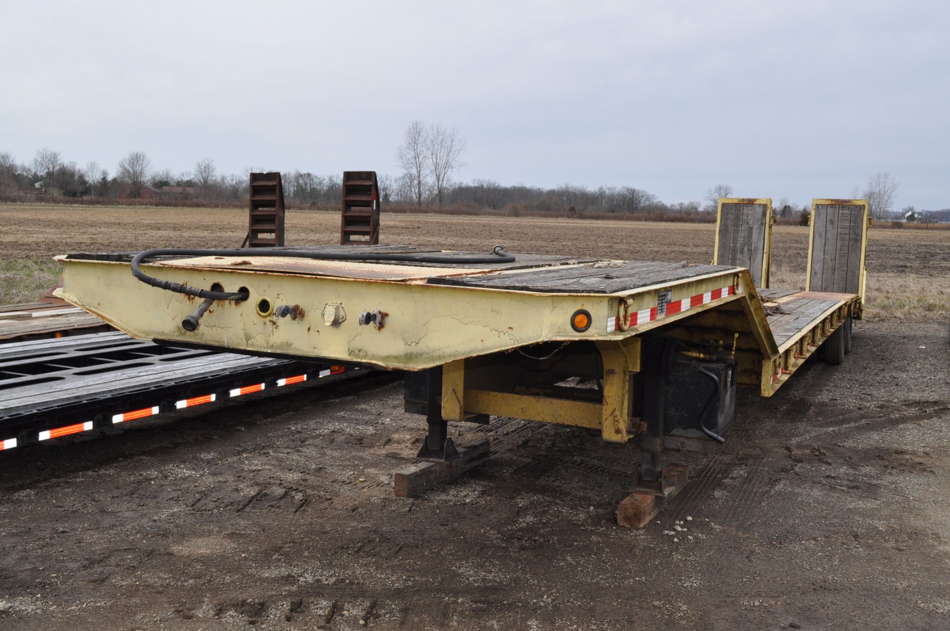 2001 48’ LTE drop deck trailer, hyd ramps, tandem axle, 50,000 GVW, 29’ + 5’ dovetail, 9’ top