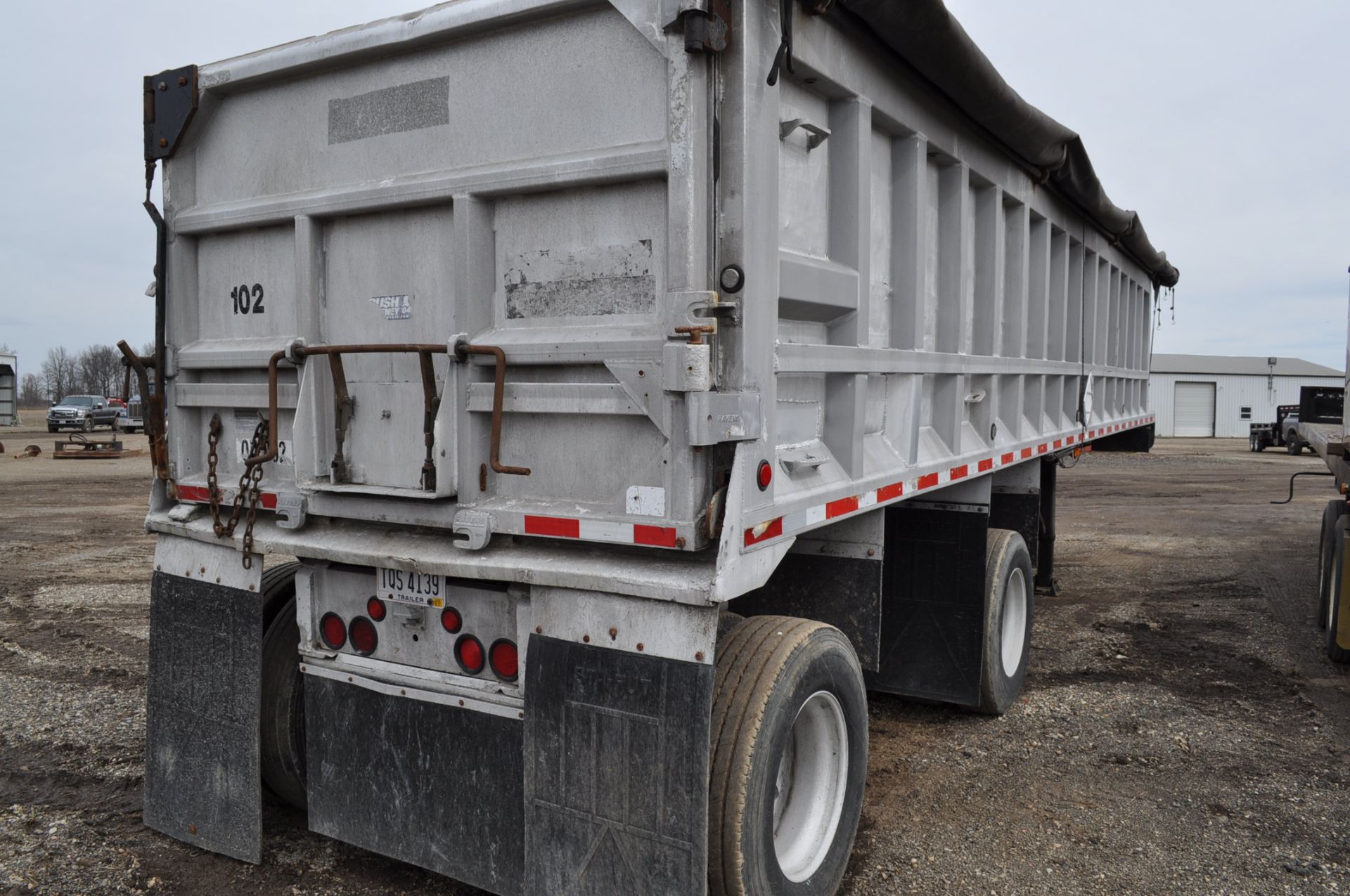 1993 34’ Ravens frame dump trailer, spread axle, low pro 22.5 tires, air ride, dble swing - Image 4 of 12