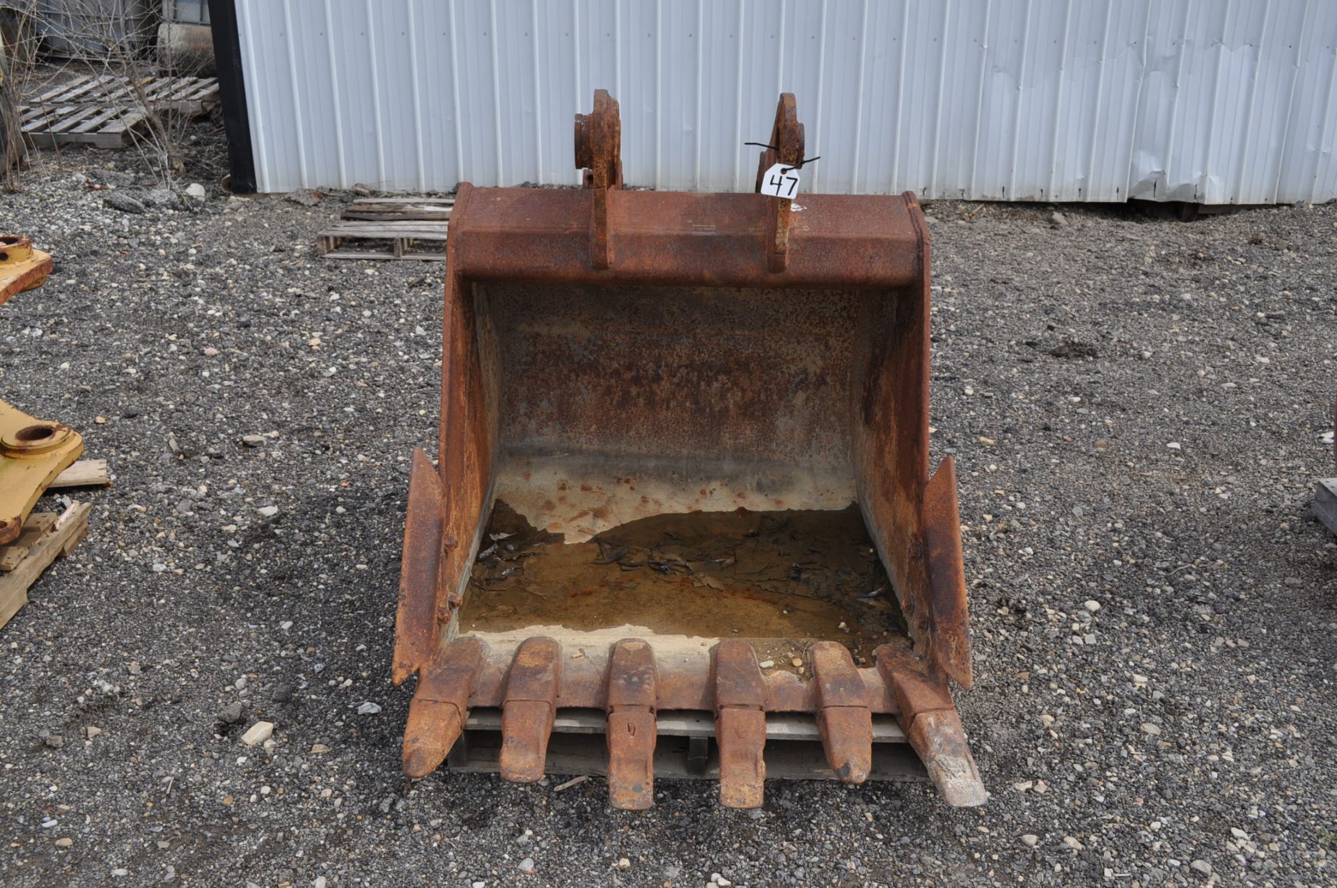 44” excavator bucket, 3” pin, 15 ½” center, WB with side cutters