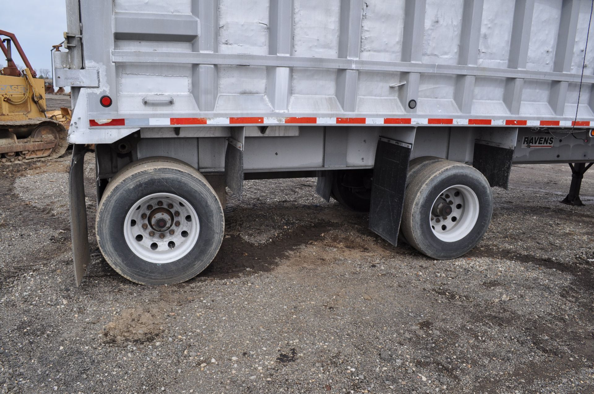 1993 34’ Ravens frame dump trailer, spread axle, low pro 22.5 tires, air ride, dble swing - Image 5 of 12