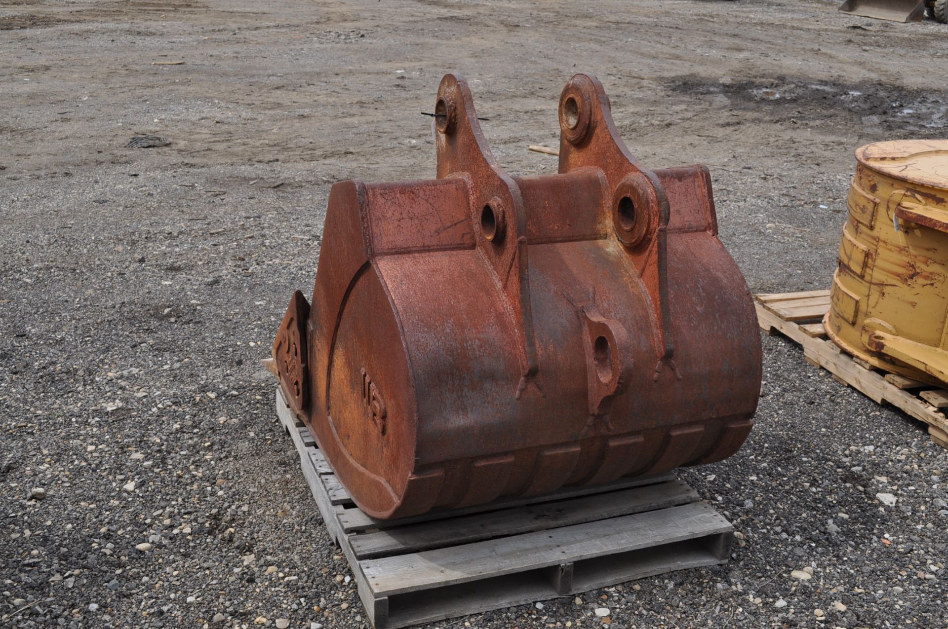 44” excavator bucket, 3” pin, 15 ½” center, WB with side cutters - Image 3 of 5