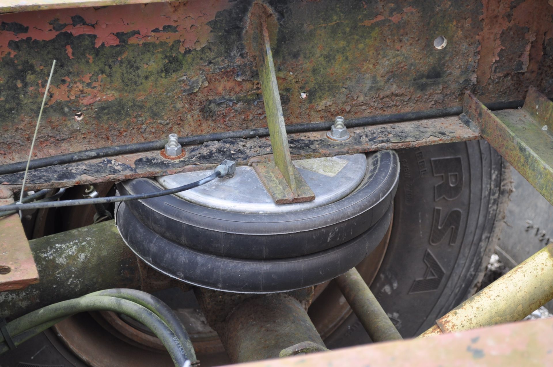 53’ tank trailer, 37’ well, single axle, air ride, dump valve, 6'2" wide, 11R22.5 on Dayton rims - Image 5 of 9