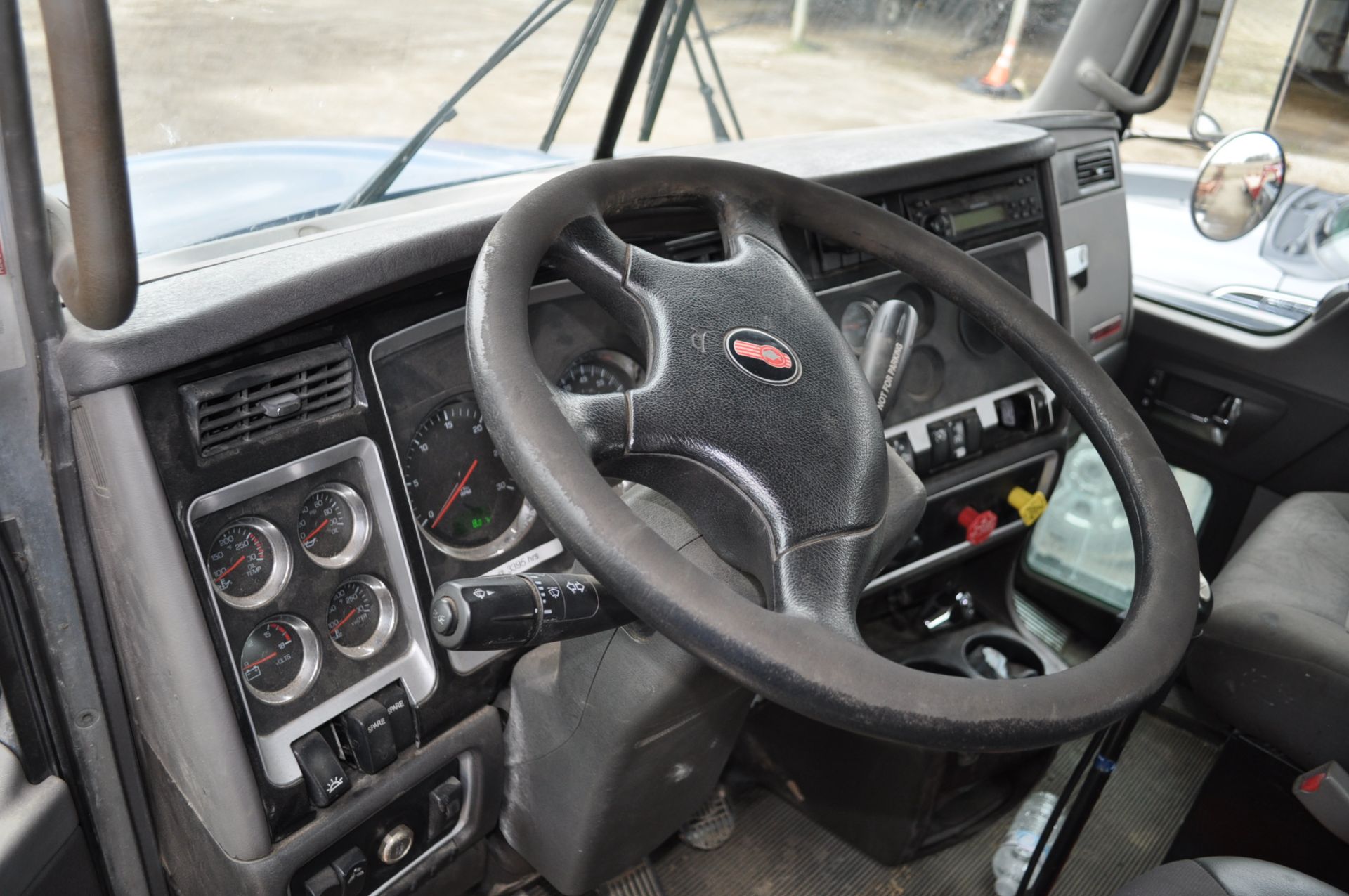 2007 Kenworth T800 semi truck, Cummins ISX engine, 475 Hp, 10-speed Eaton, PTO, day cab, 4 bag air - Image 5 of 12