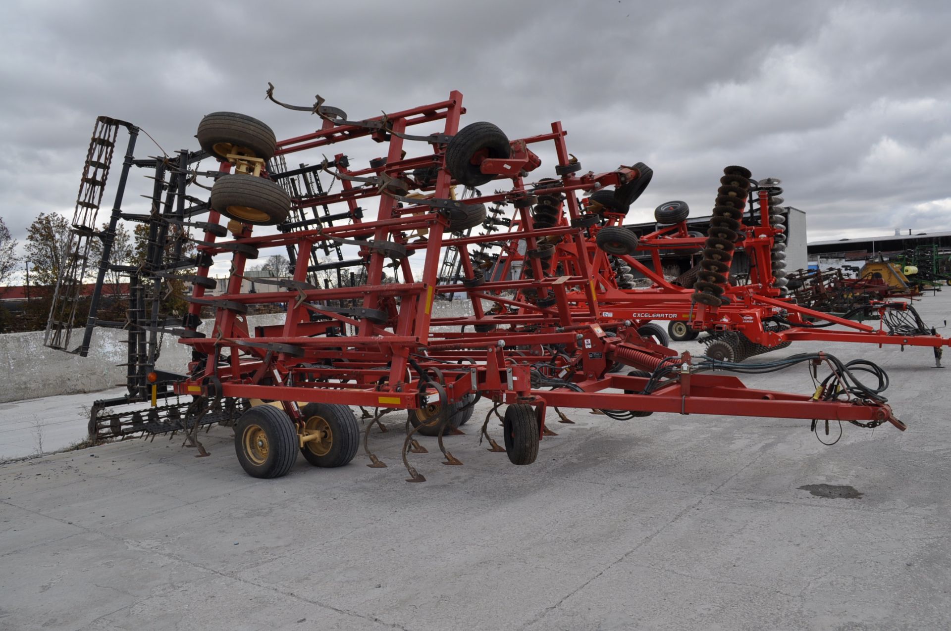 Krause 5630 30’ Field culitivator, floating hitch, walking tandem, Hyd & Elec rear hitch, UM 3 Bar - Image 6 of 9