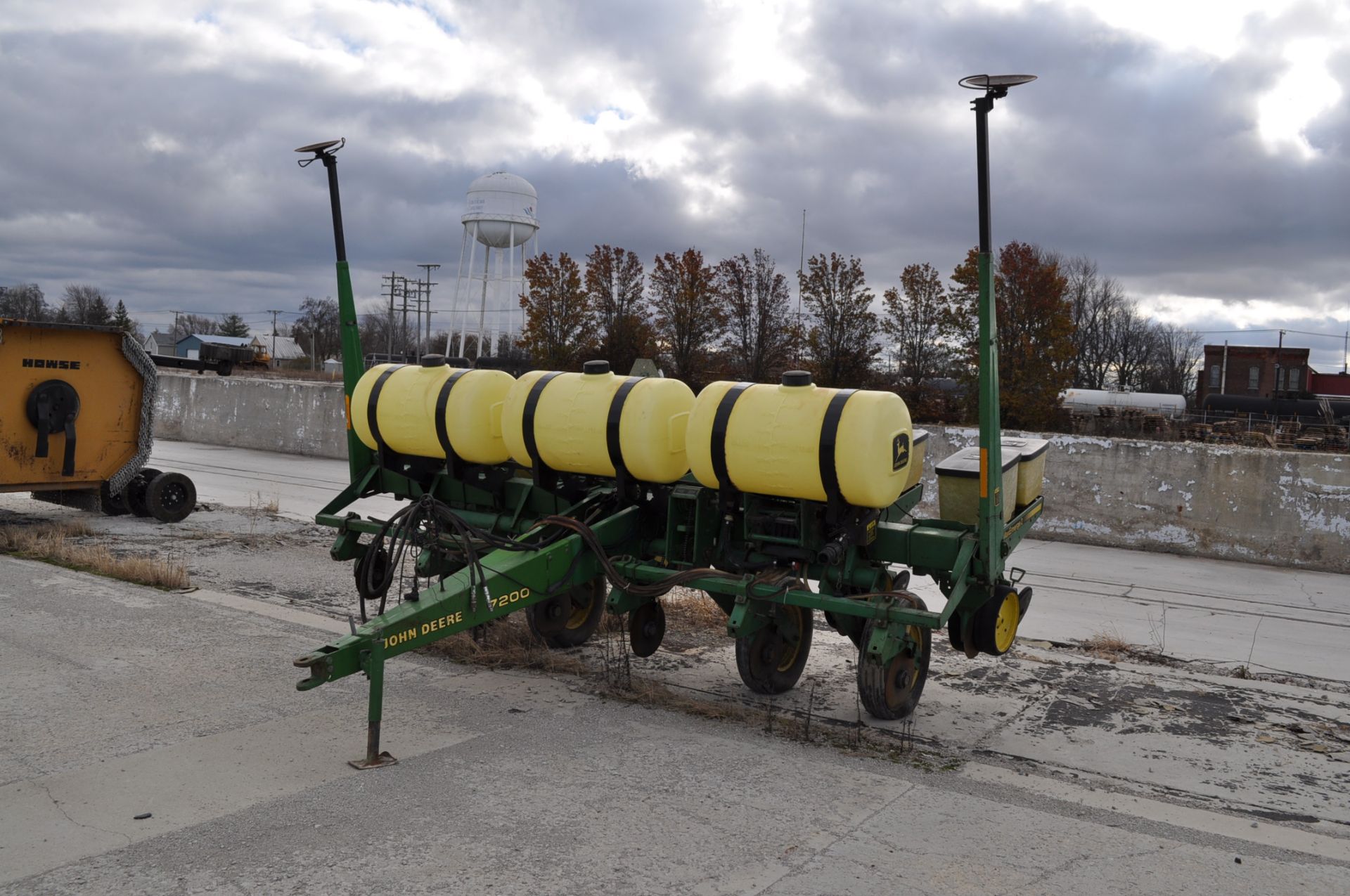 John Deere 7200 6RN corn planter, liquid fertilizer, insecticide boxes, newer seed & fert disc