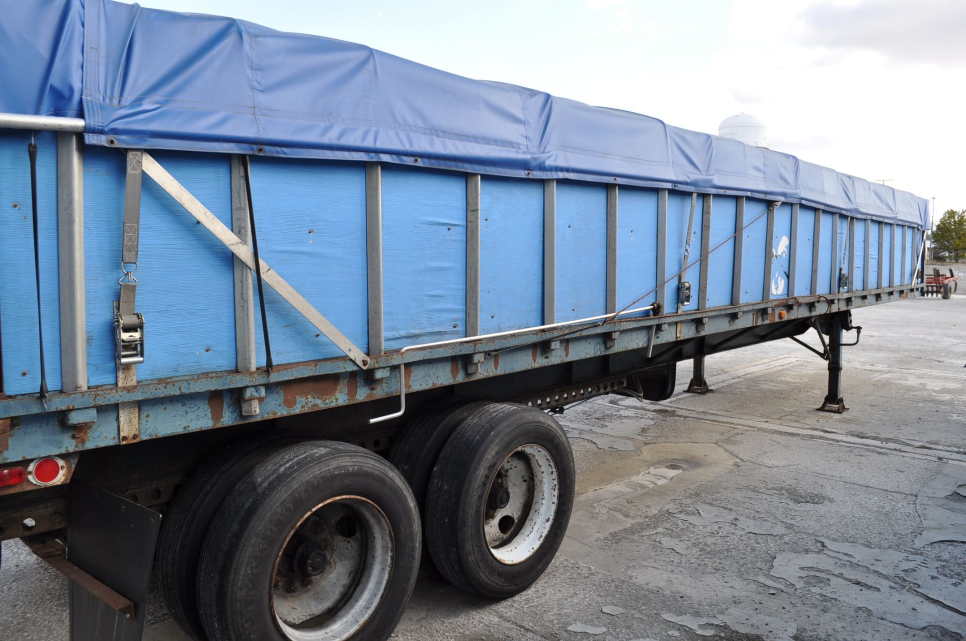 40' Great Dane Flat Floor steel trailer, sliding tandem, grain sides, newer tarp, NO TITLE - Image 3 of 10