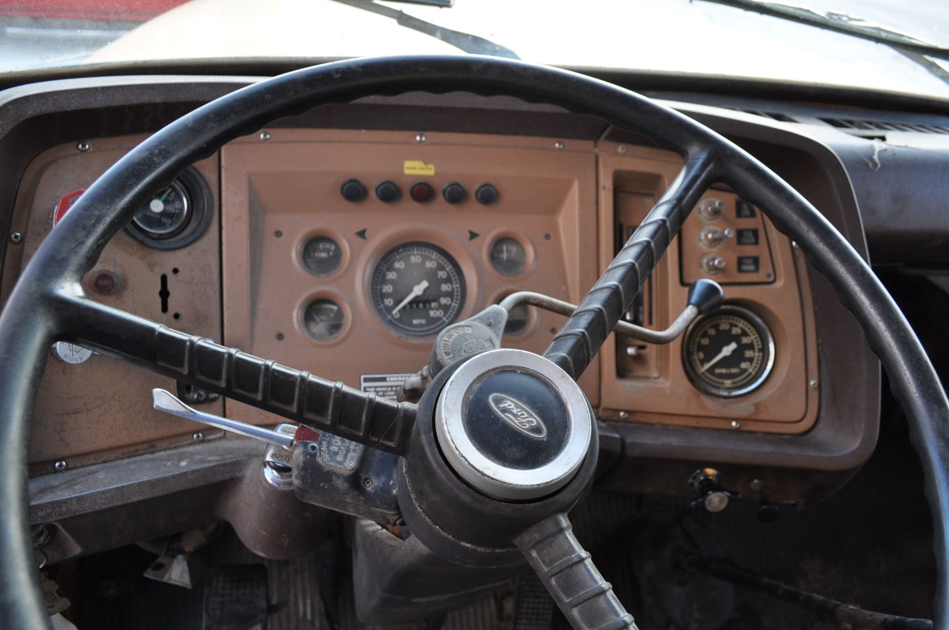 1977 Ford F-900 Grain Truck, 16’ wood floor dump bed, PTO, Gas V-8, 5/2 spd, spring ride, VIN - Image 3 of 10