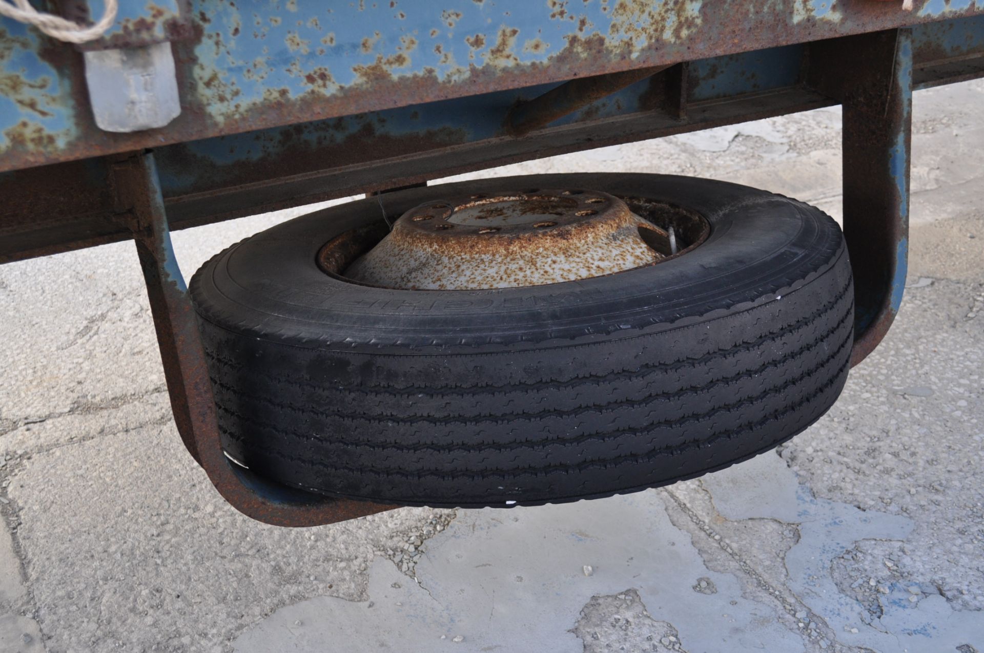 40' Great Dane Flat Floor steel trailer, sliding tandem, grain sides, newer tarp, NO TITLE - Image 7 of 10