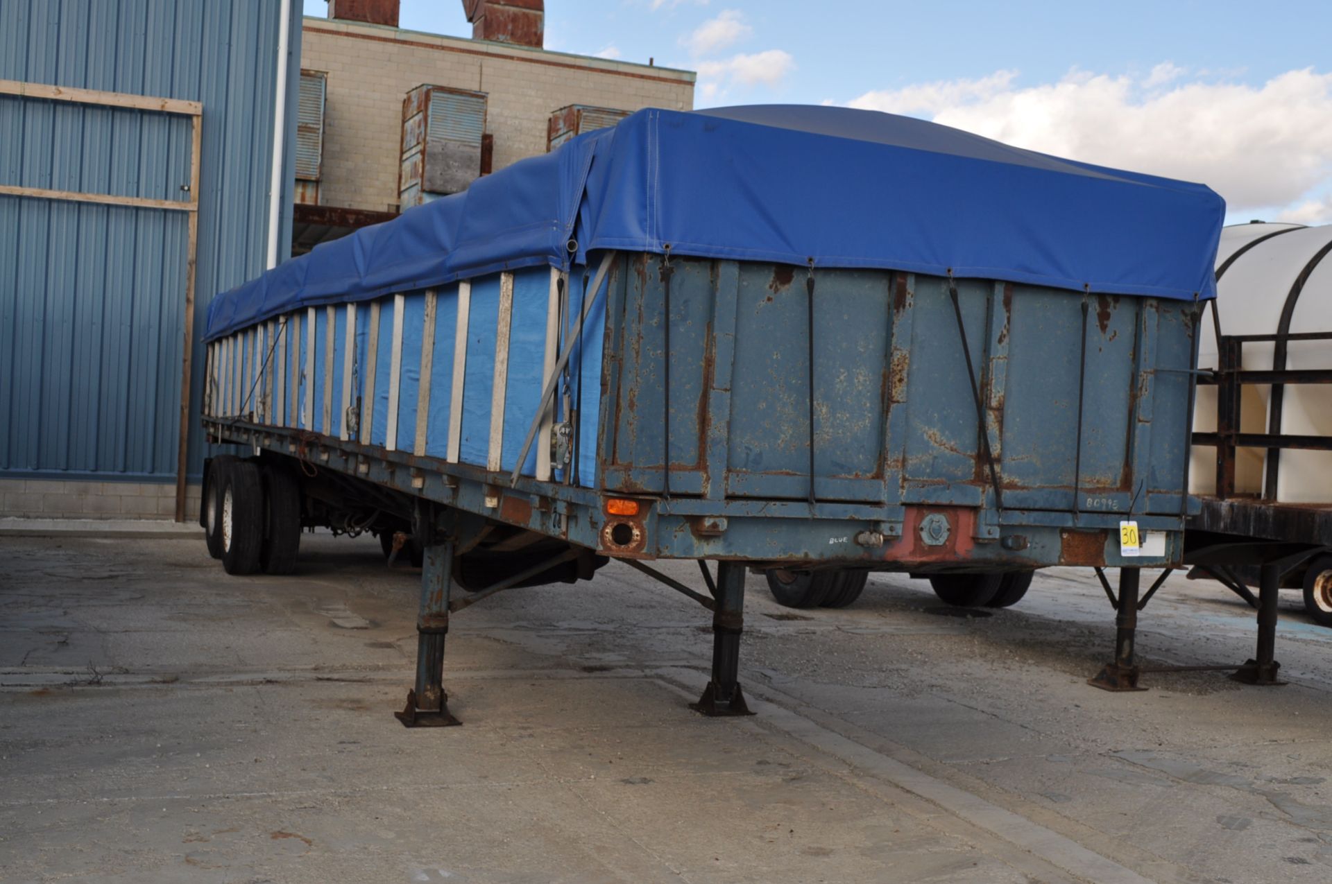 40' Great Dane Flat Floor steel trailer, sliding tandem, grain sides, newer tarp, NO TITLE - Image 4 of 10