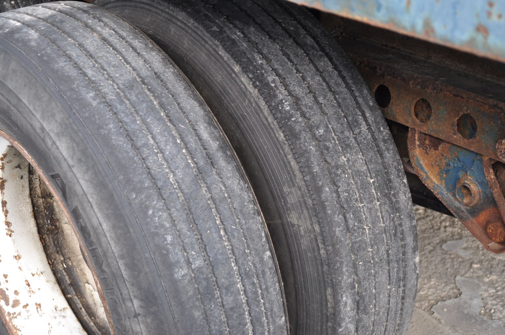 40' Great Dane Flat Floor steel trailer, sliding tandem, grain sides, newer tarp, NO TITLE - Image 5 of 10