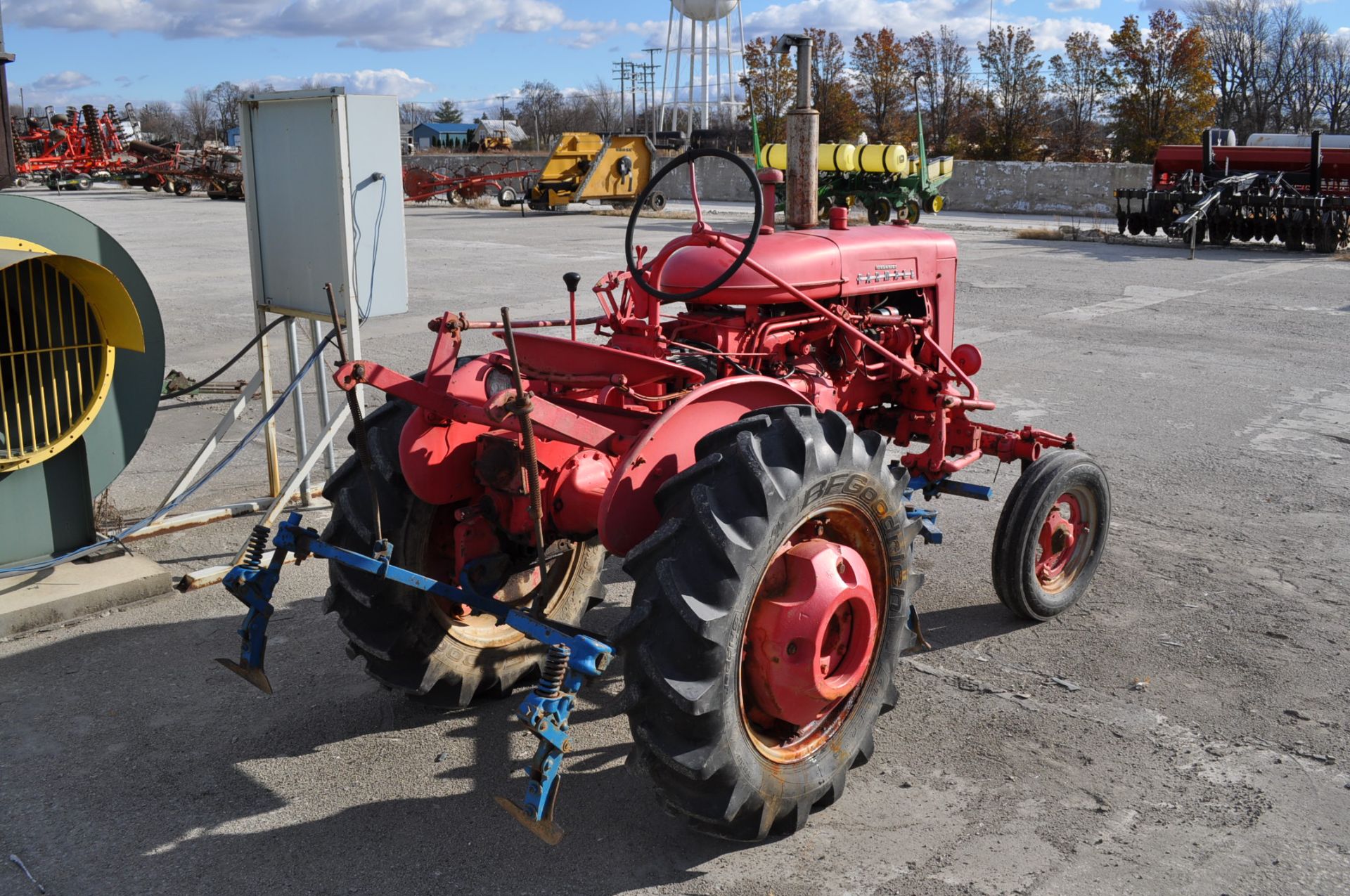 McCormick Farmall 100 Tractor w/cultivator, pto, wheel wts, newer tires - Image 4 of 6